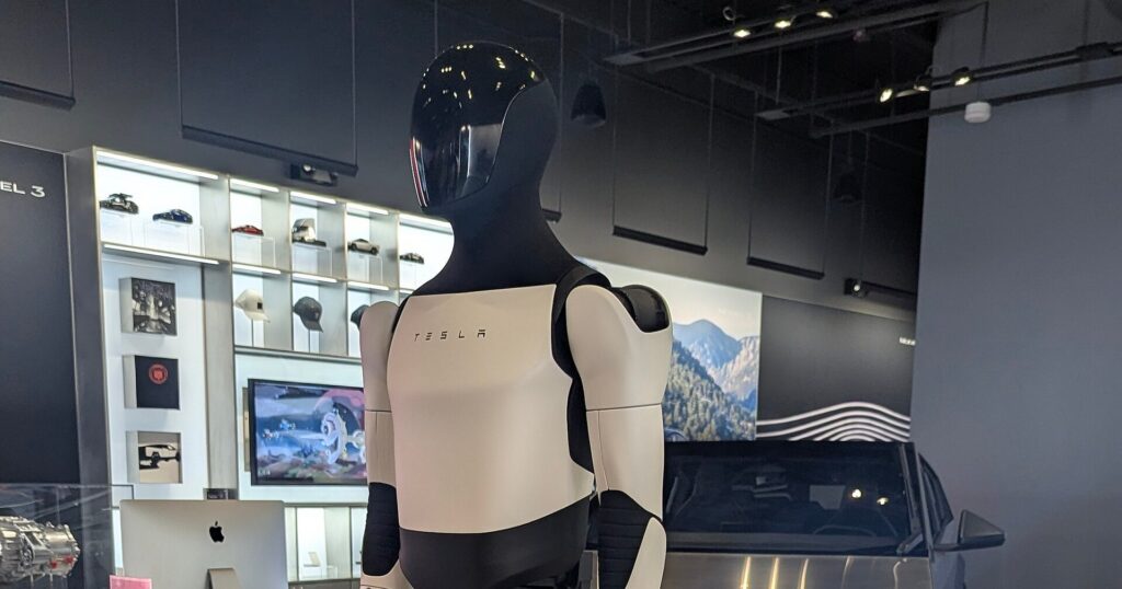 Humanoider Roboter Optimus von Tesla in einem Showroom