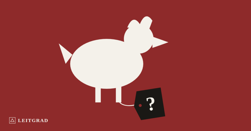 Ein Huhn mit einem leeren Preisschild, auf dem ein Fragezeichen steht.