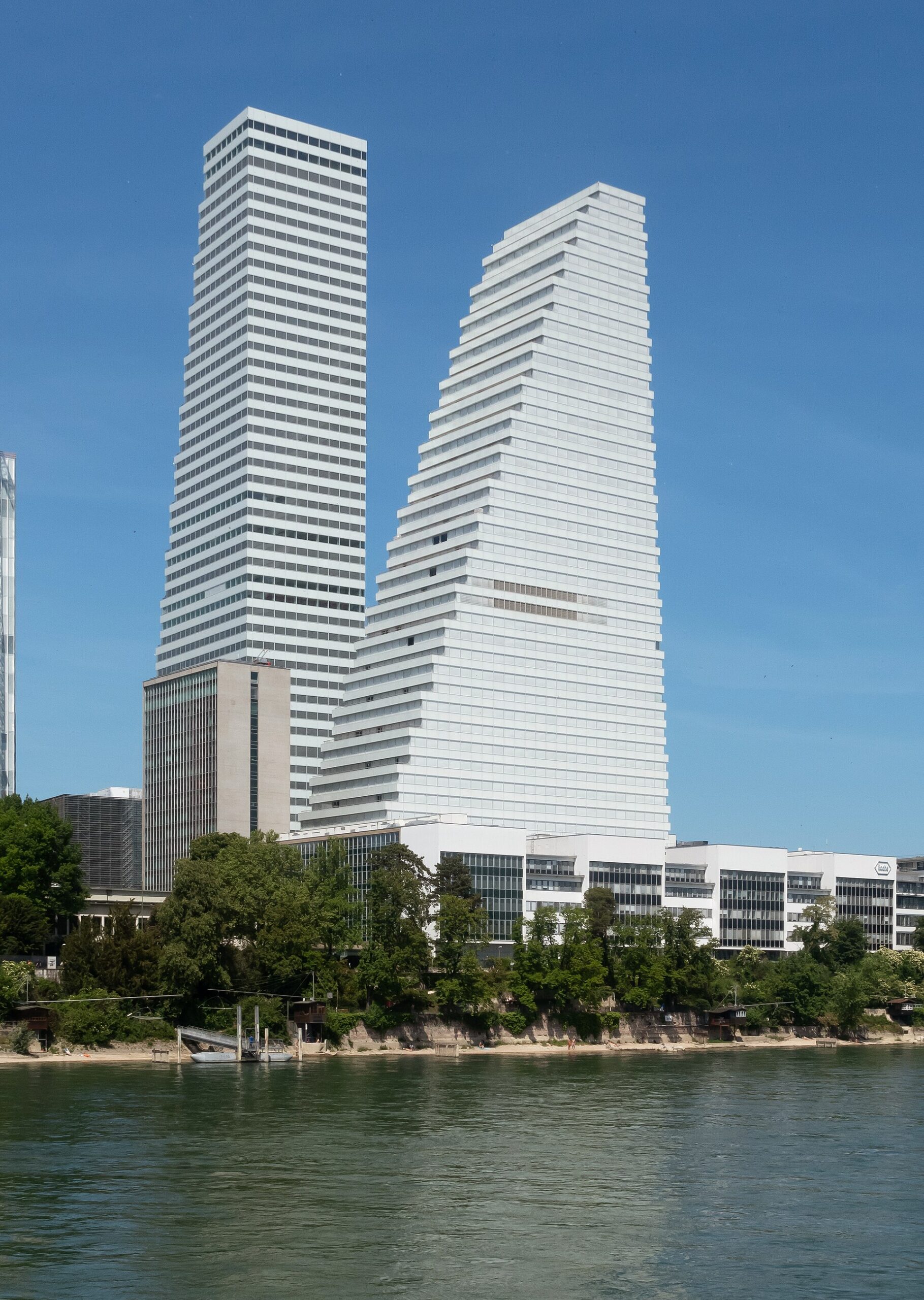Die beiden Roche-Türme in Basel am Rhein unter blauem Himmel