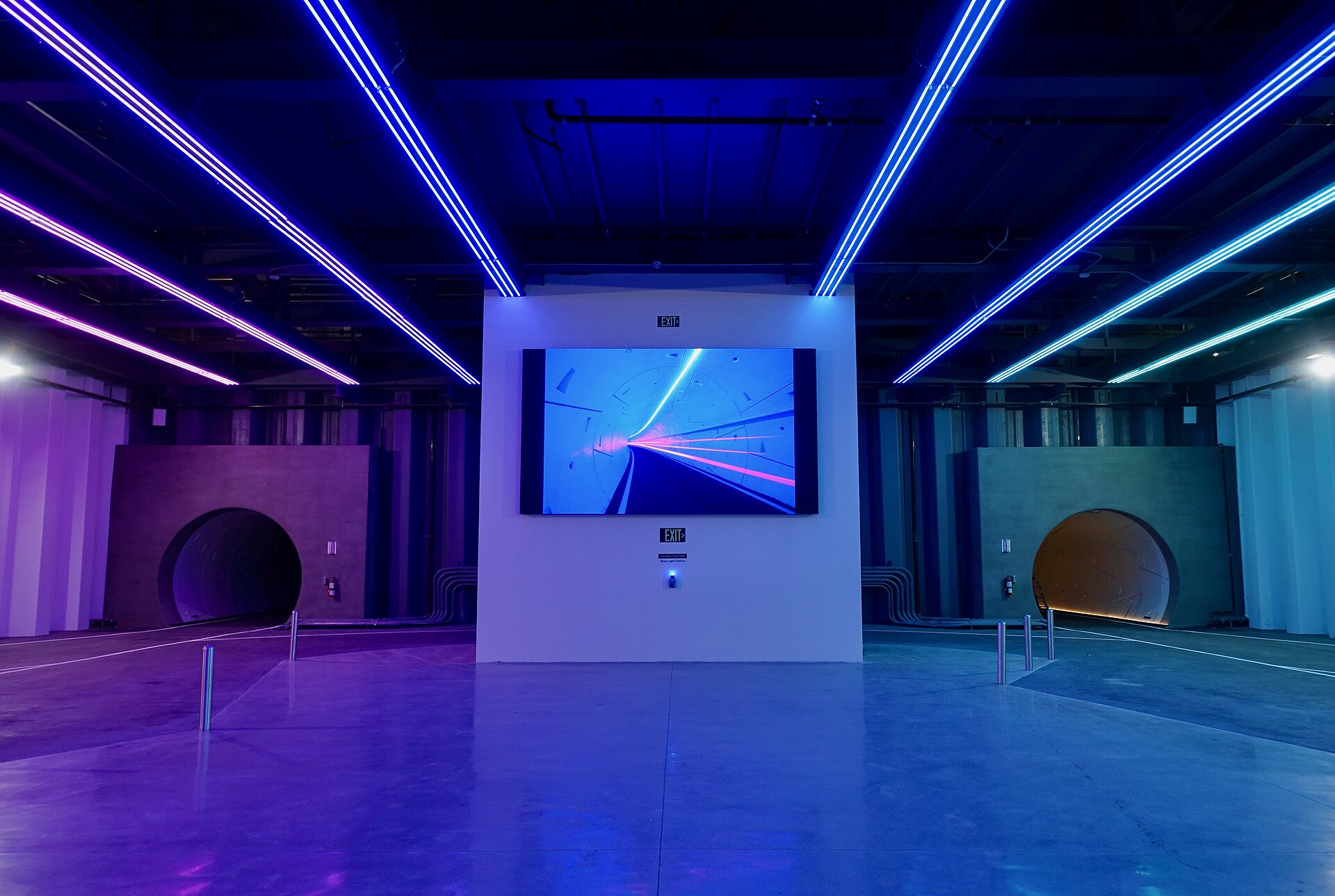 Station des Convention Center Loop in Las Vegas mit Tunnelportalen und blauem Licht