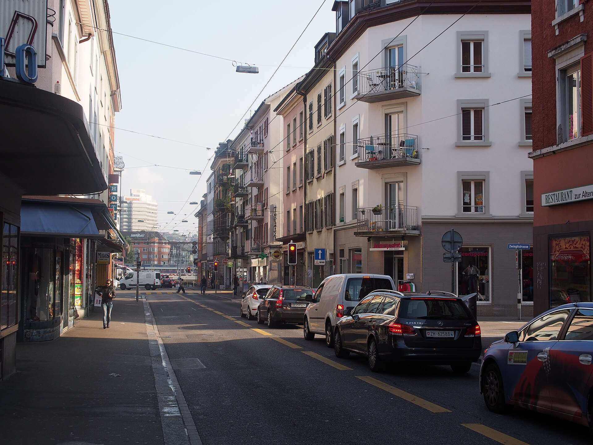 Strasse mit Wohnhäusern im Langstrassenquartier in Zürich, Kreis 4