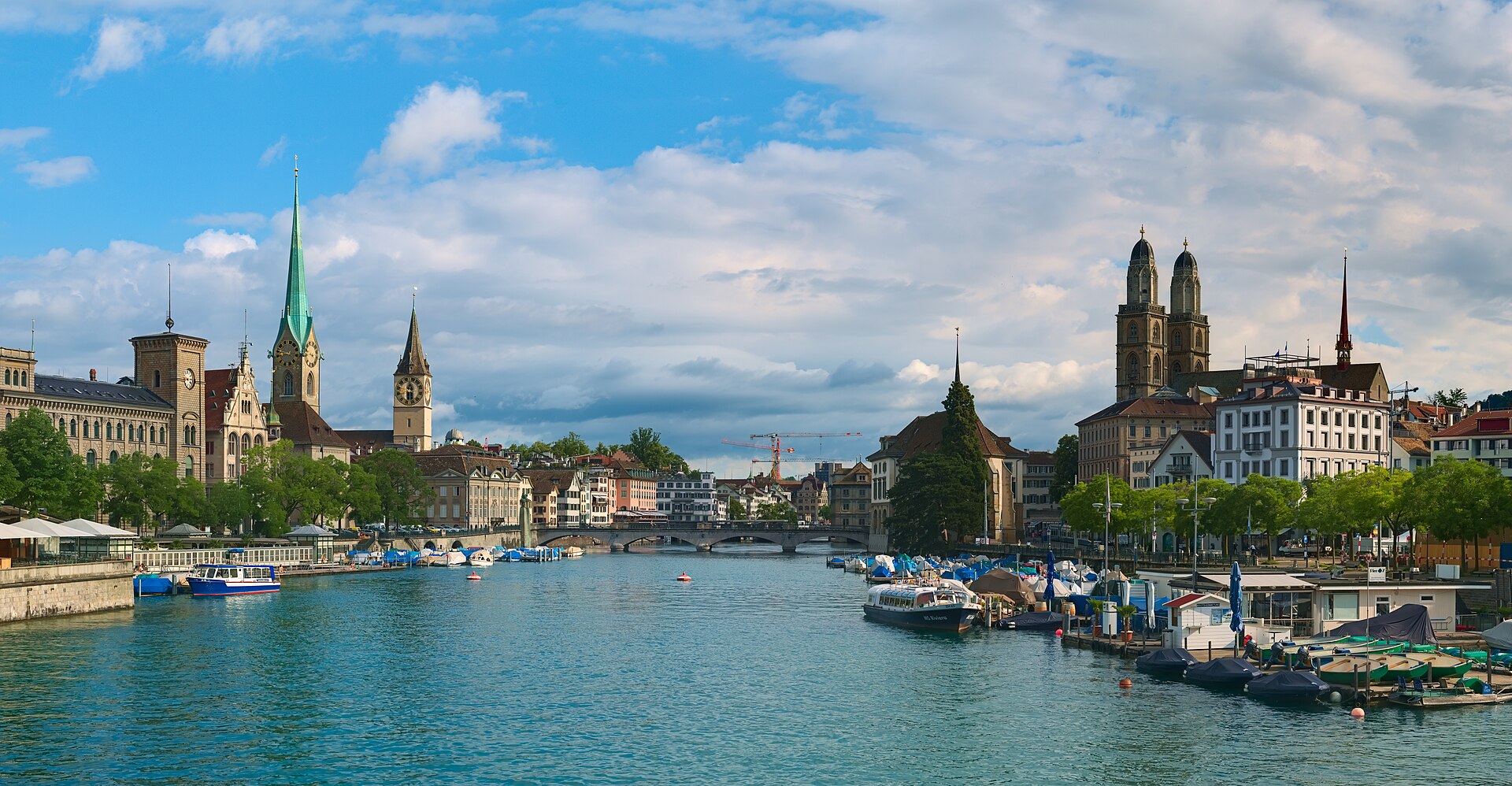 Blick von der Quaibrücke auf die Zürcher Altstadt mit Limmat, Fraumünster und Grossmünster