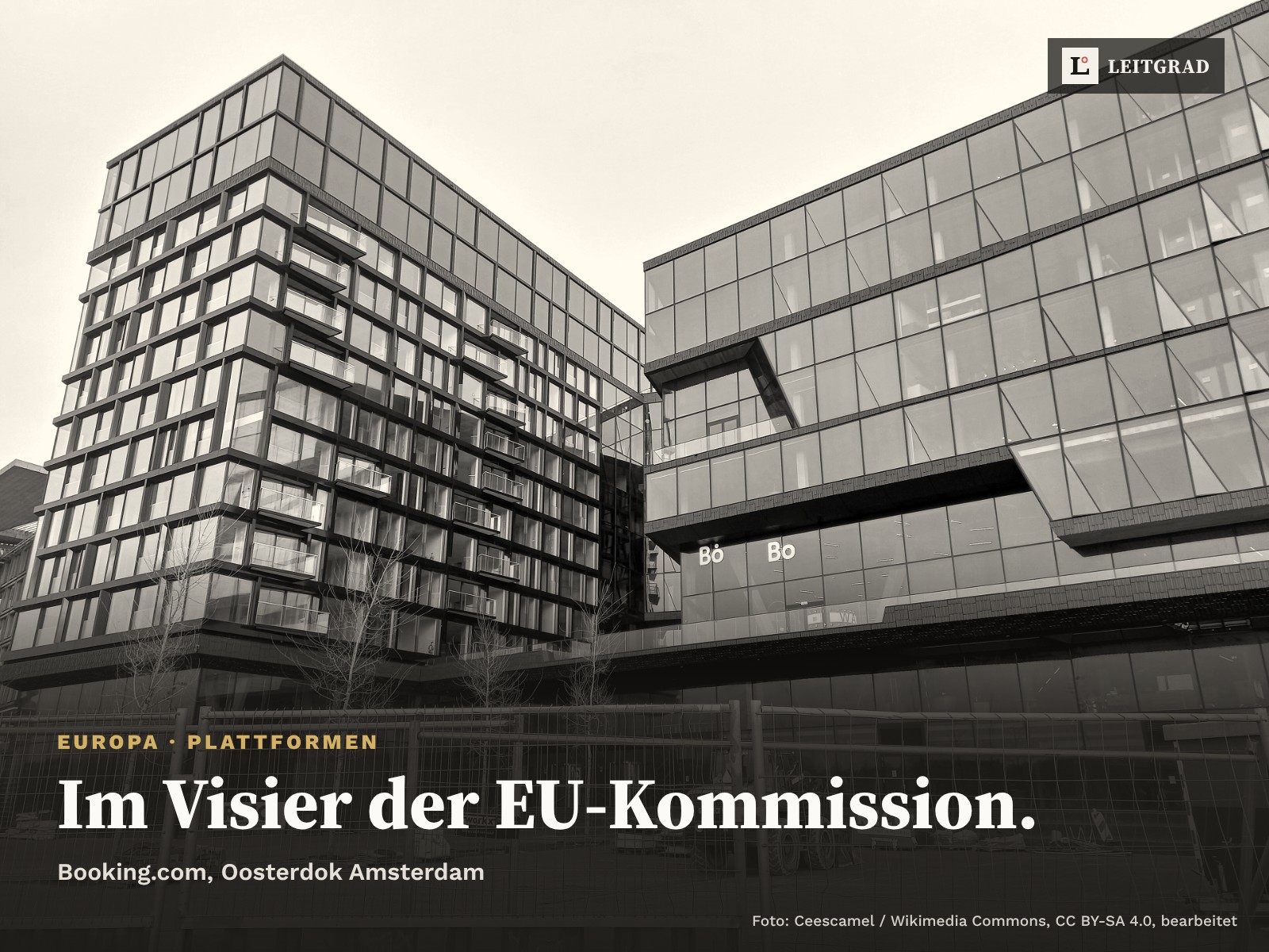 Foto des City Campus von Booking.com am Oosterdok in Amsterdam, bearbeitet, mit dem Label: Im Visier der EU-Kommission.