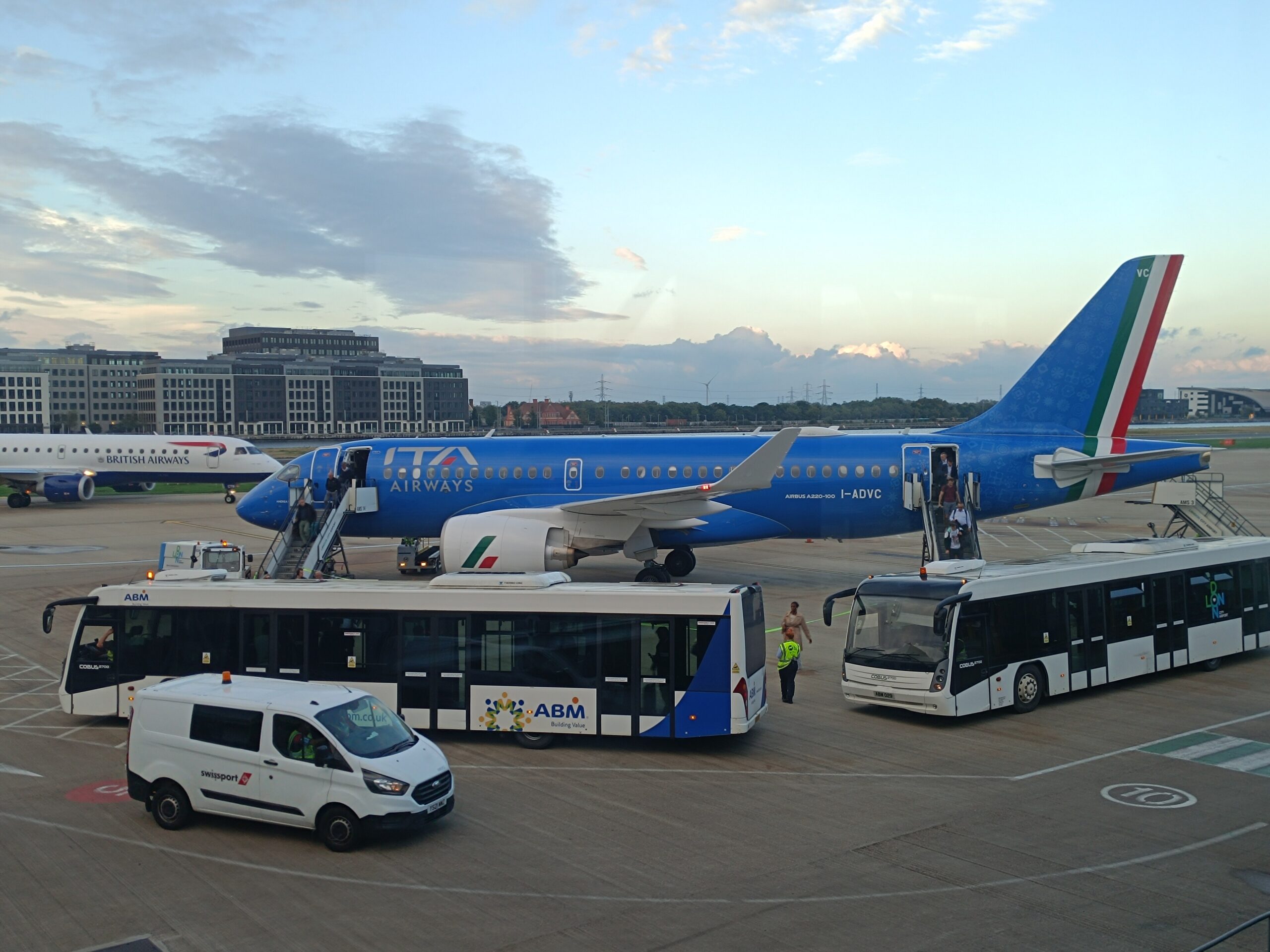 An-ITA-Airways-A220-100-I-ADVC-at-London-City-Airport-2024.jpg Ein Airbus A220 der ITA Airways