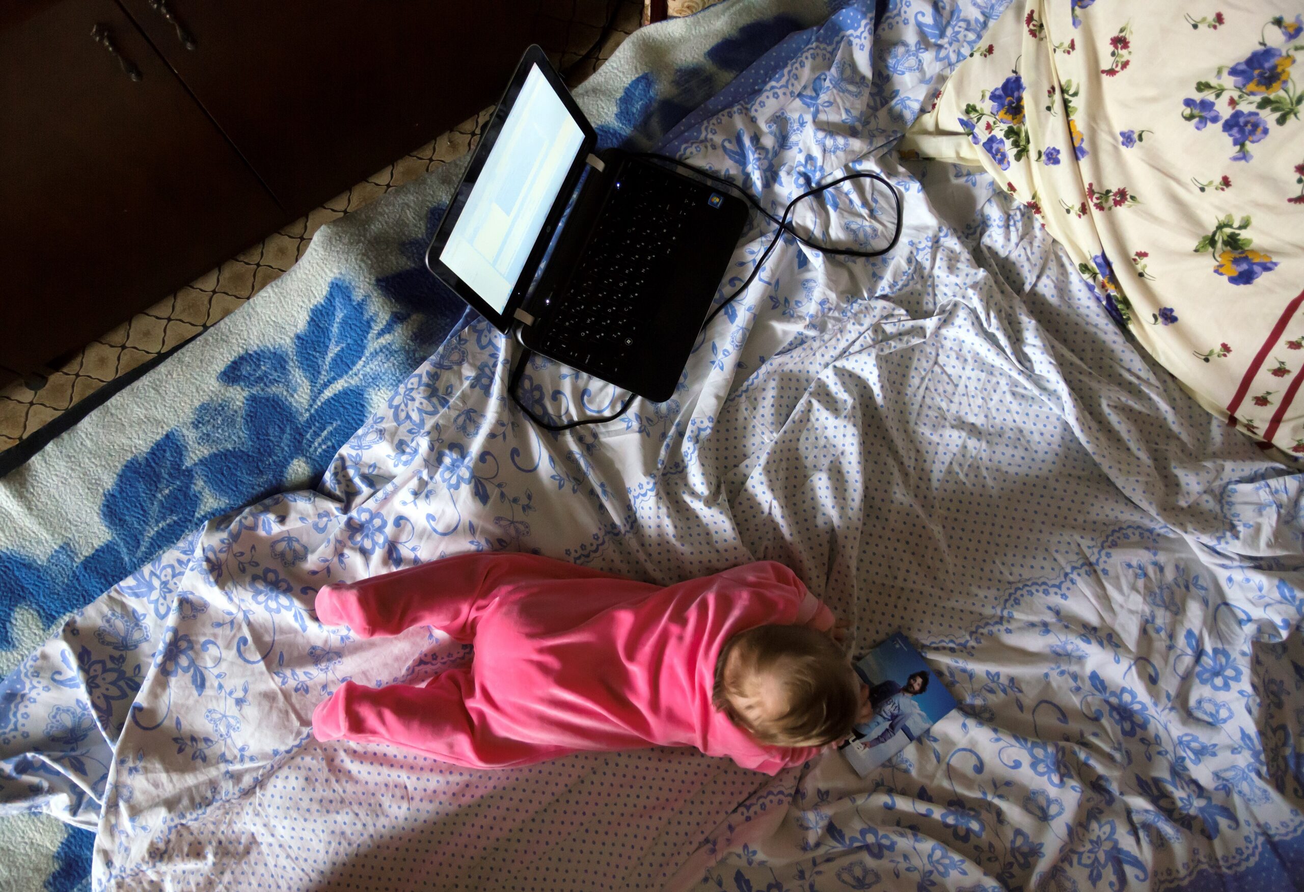 Baby-learning-to-crawl-Moscow-Russia.jpg Kleinkind beim Krabbeln