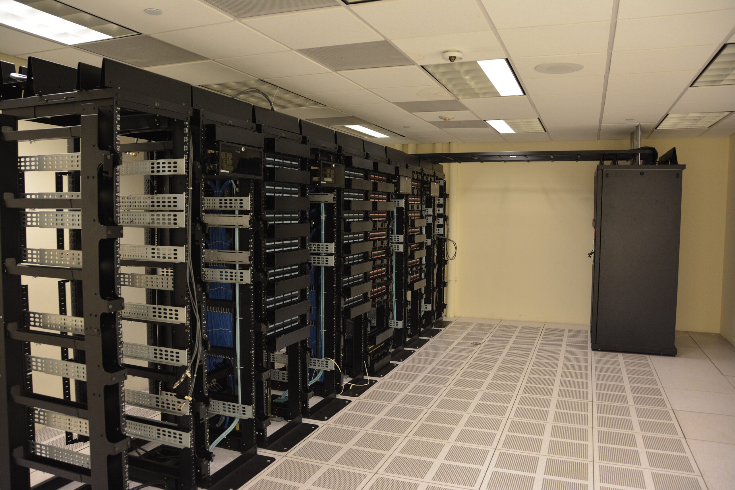 Serverschränke in einem Rechenzentrum