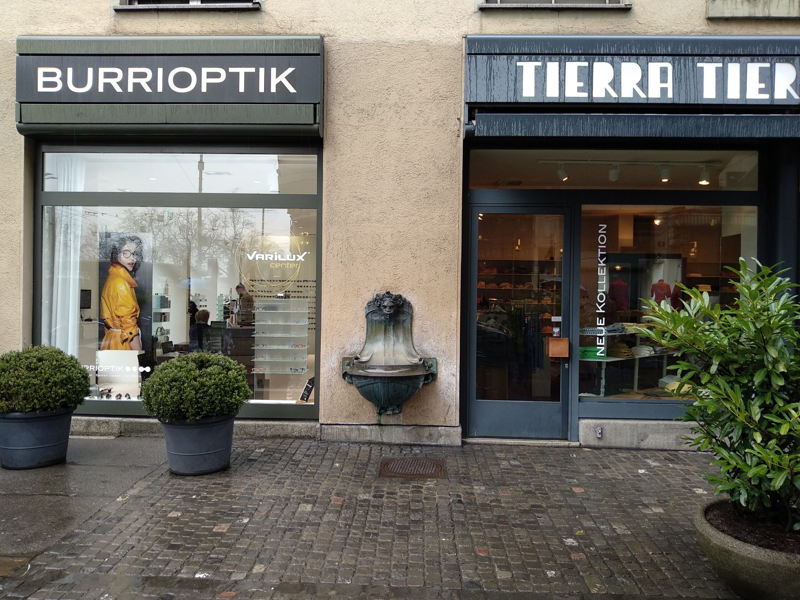 Drinking-fountain-on-Torgasse.jpg Trinkbrunnen an der Torgasse in Zürich