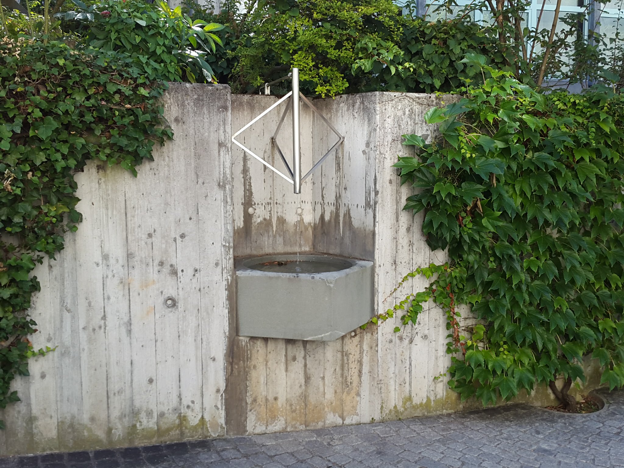 Fountain-on-Russenweg-Zurich-closeup.jpg Trinkwasserbrunnen am Russenweg in Zürich