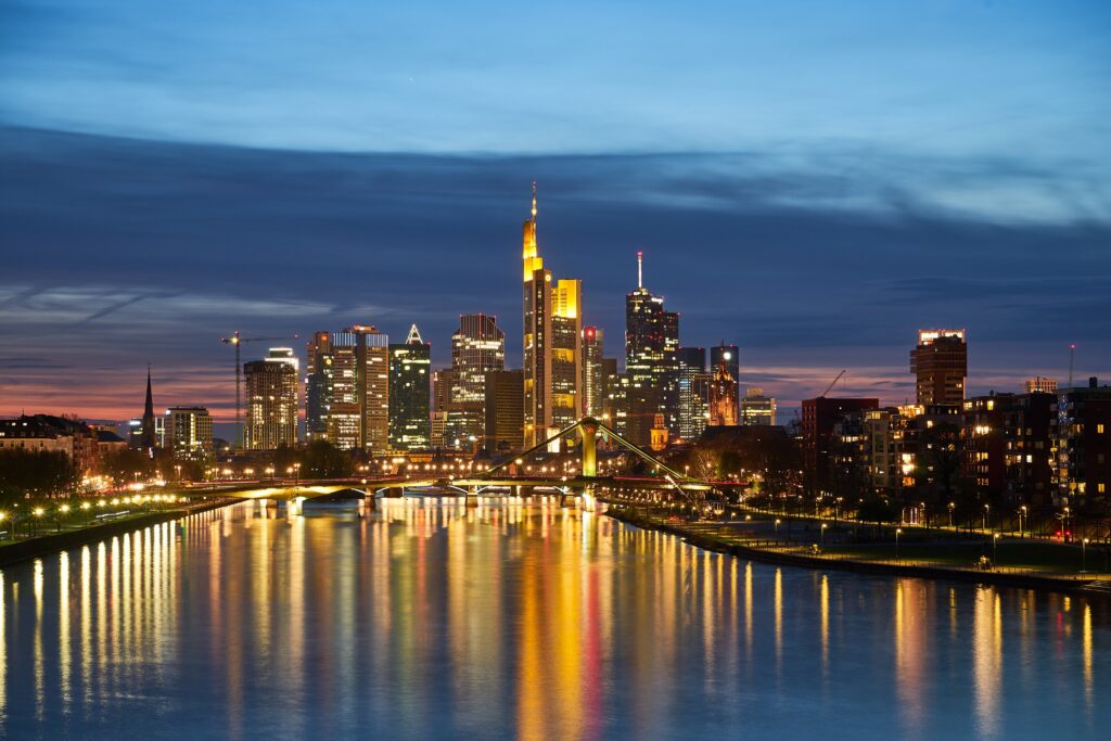 Skyline von Frankfurt am Main bei Nacht mit dem Bankenviertel