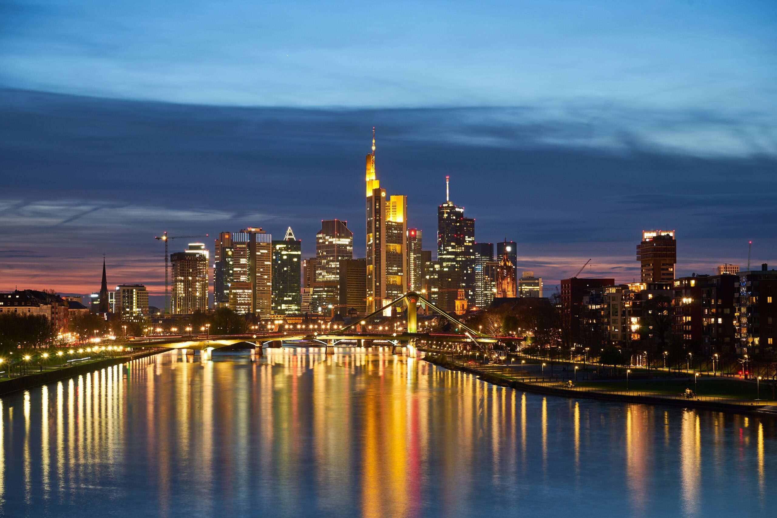 Skyline von Frankfurt am Main bei Nacht mit dem Bankenviertel