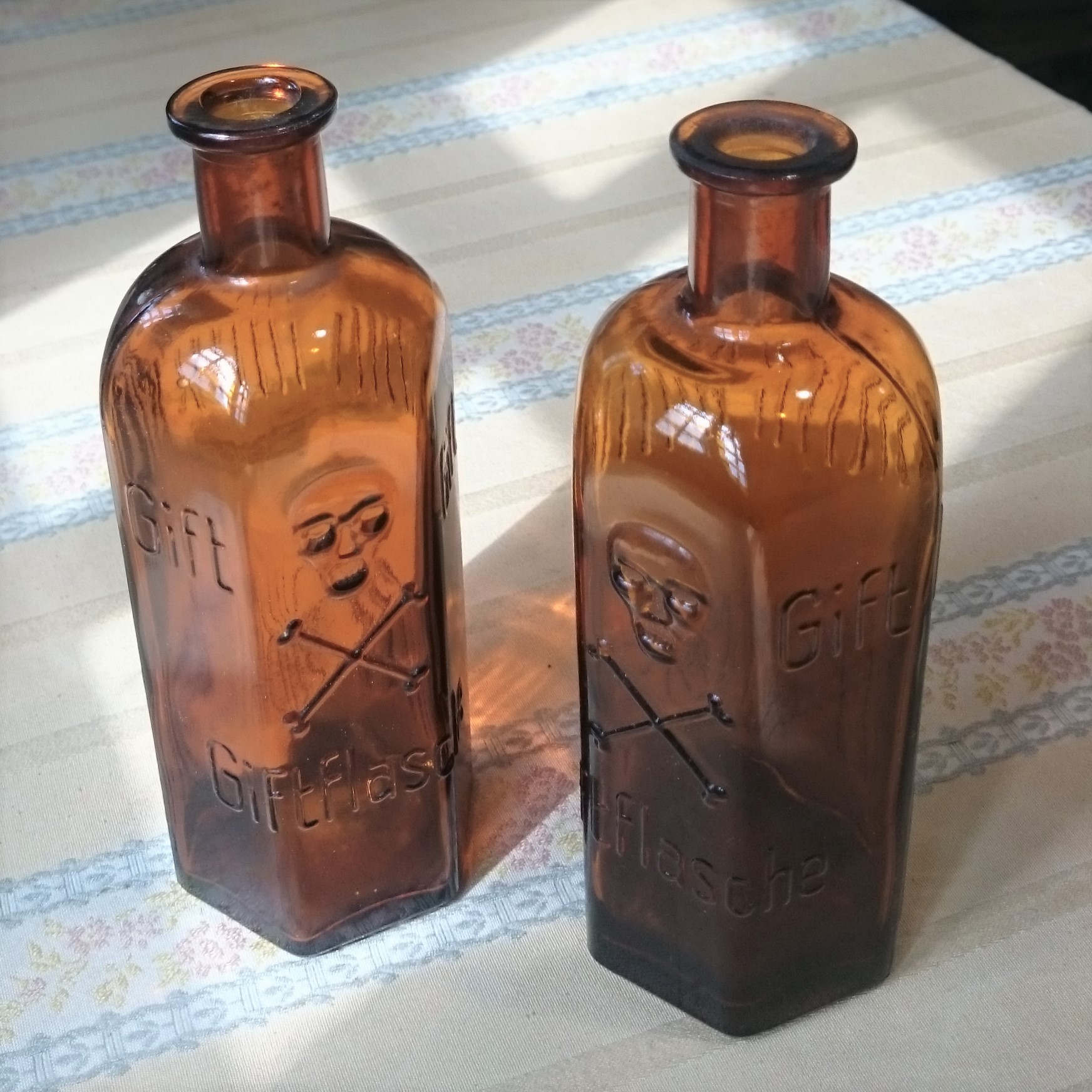 Alte Giftflaschen mit Totenkopf
