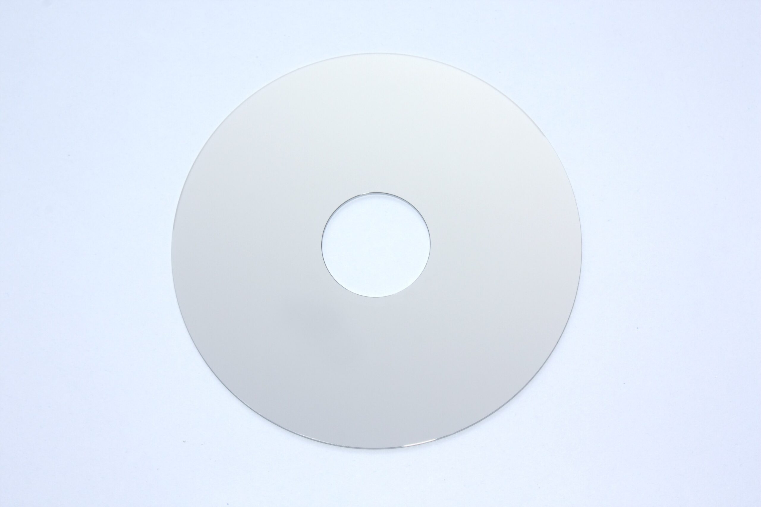 Hard-disk-drive-platter.jpg Die Scheibe einer geöffneten Festplatte