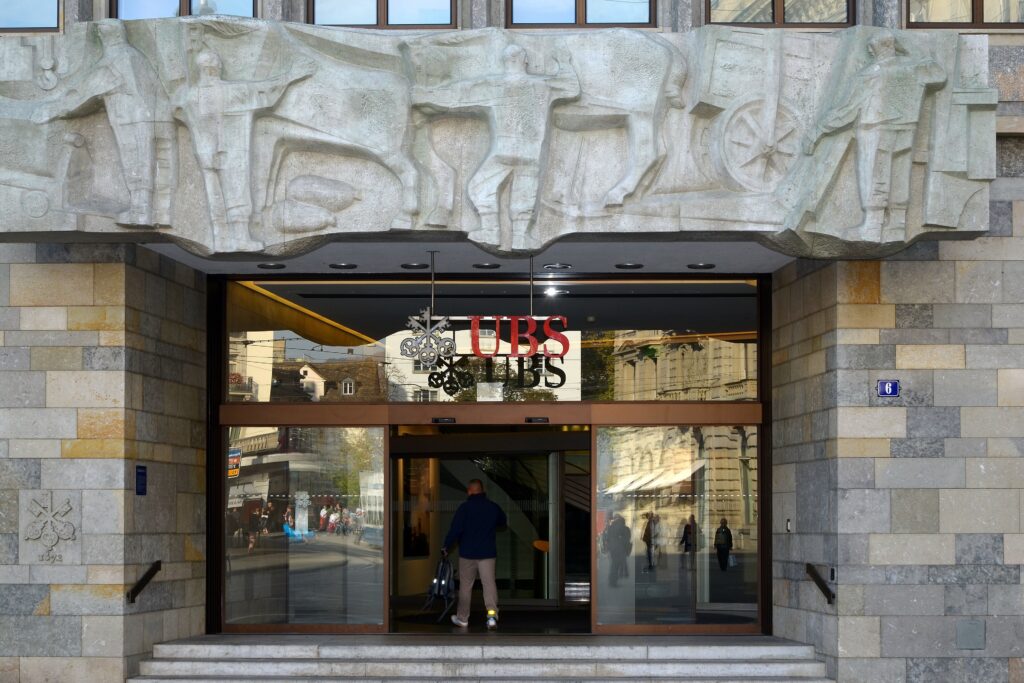 Der Haupteingang der UBS am Paradeplatz in Zürich