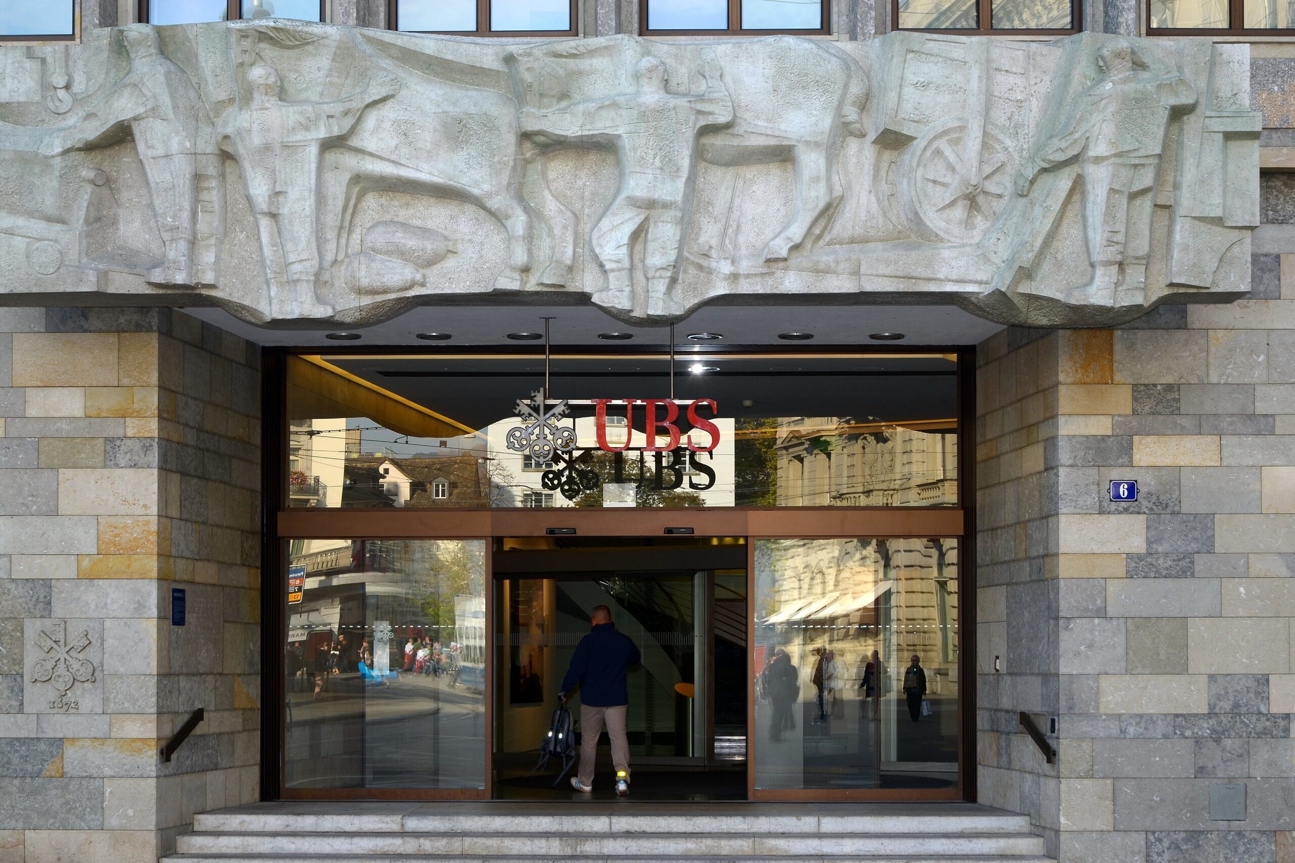 Der Haupteingang der UBS am Paradeplatz in Zürich