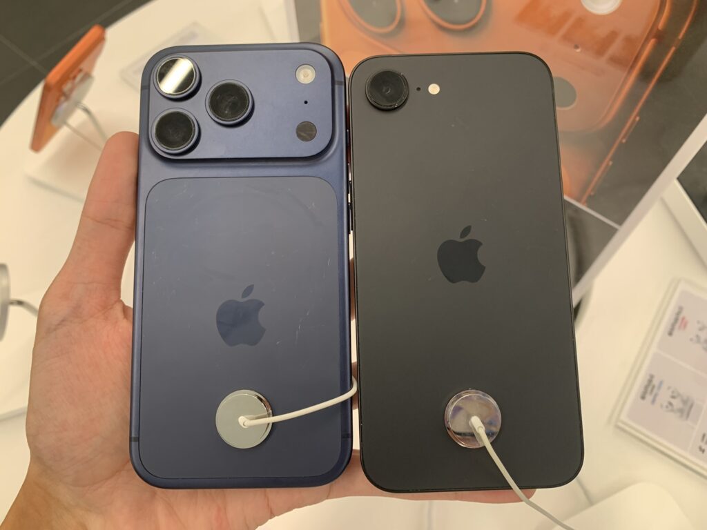 Rückseite eines iPhone 17 Pro und eines iPhone 16e