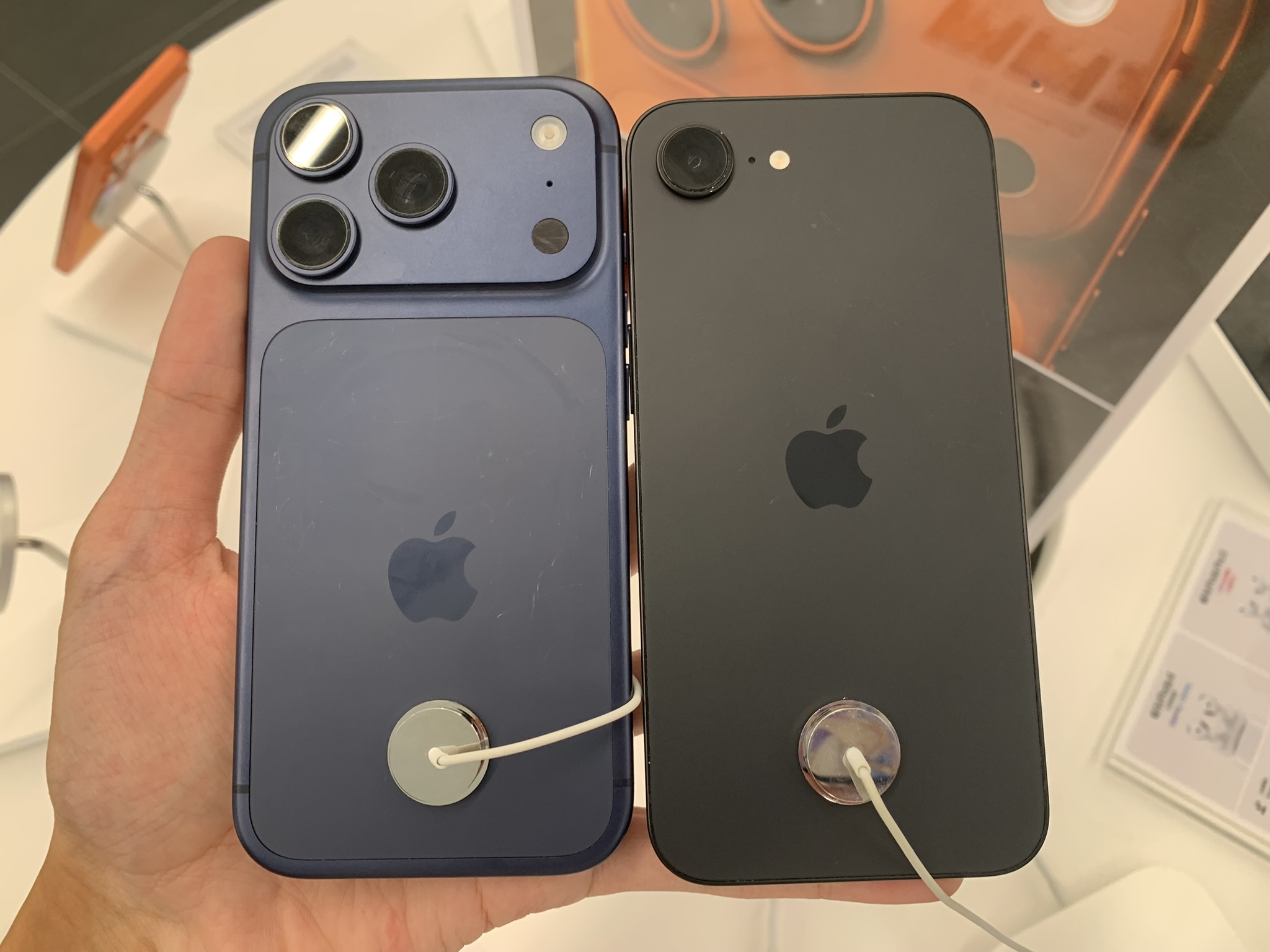IPhone-17-Pro-and-16e-backside-Sep-30-2025.jpg Rückseite eines iPhone 17 Pro und eines iPhone 16e