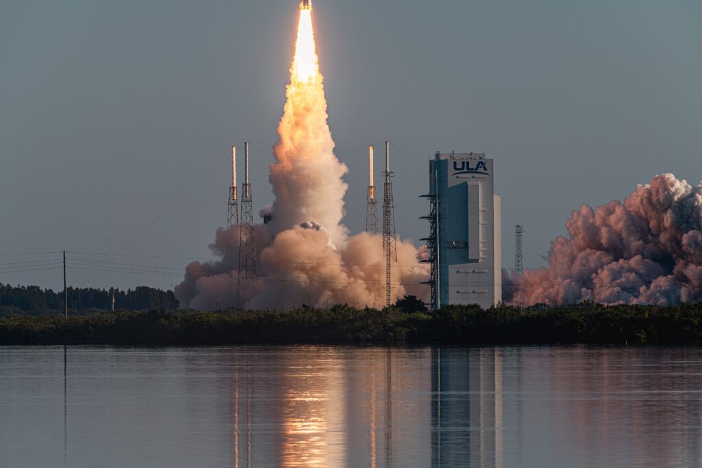 Start einer Atlas-V-Rakete mit Satelliten für Amazon Leo in Cape Canaveral