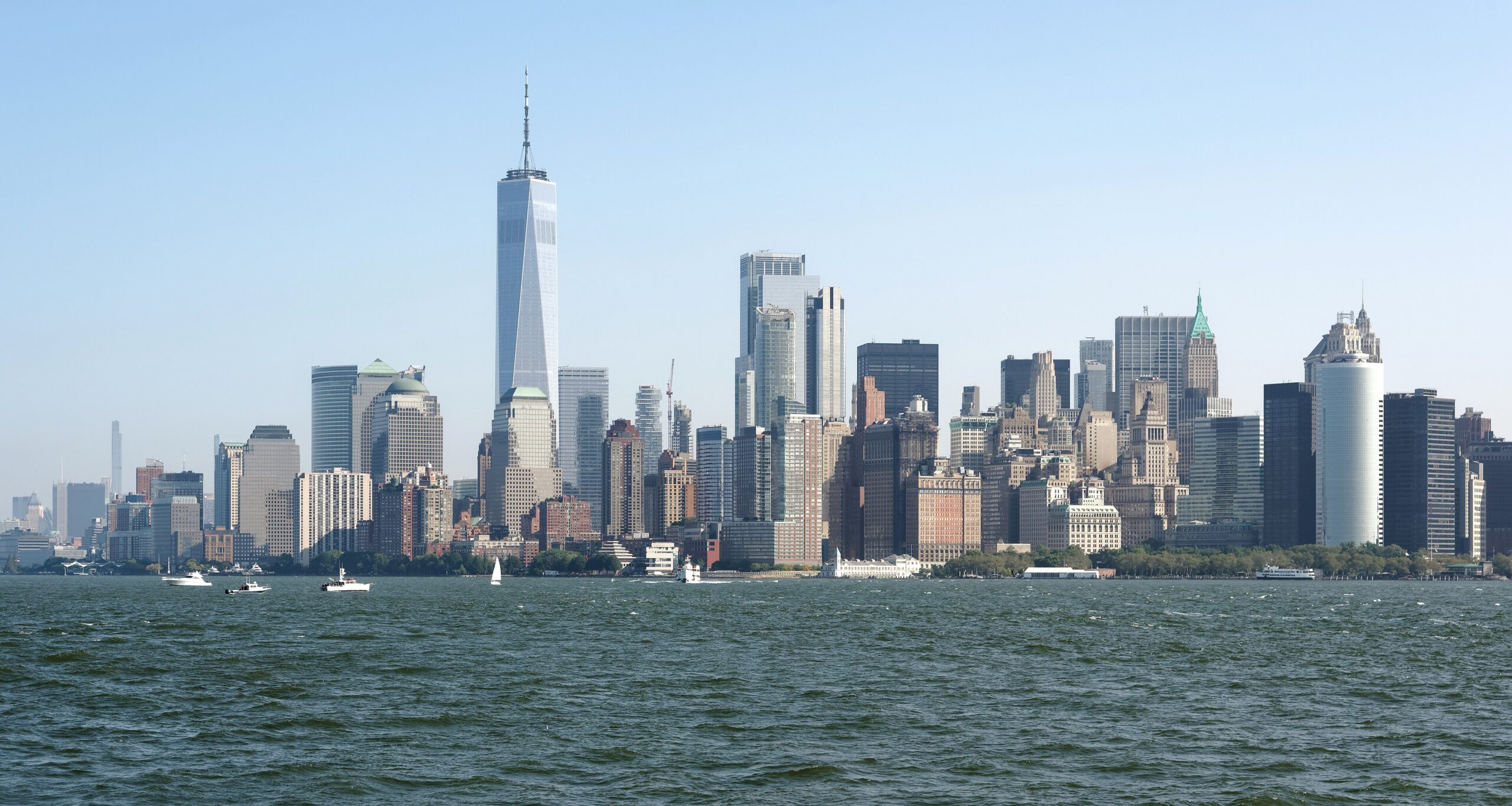 Manhattan-skyline-from-Upper-New-York-Bay-20231001-1041-0889.jpg Skyline von Manhattan, New York
