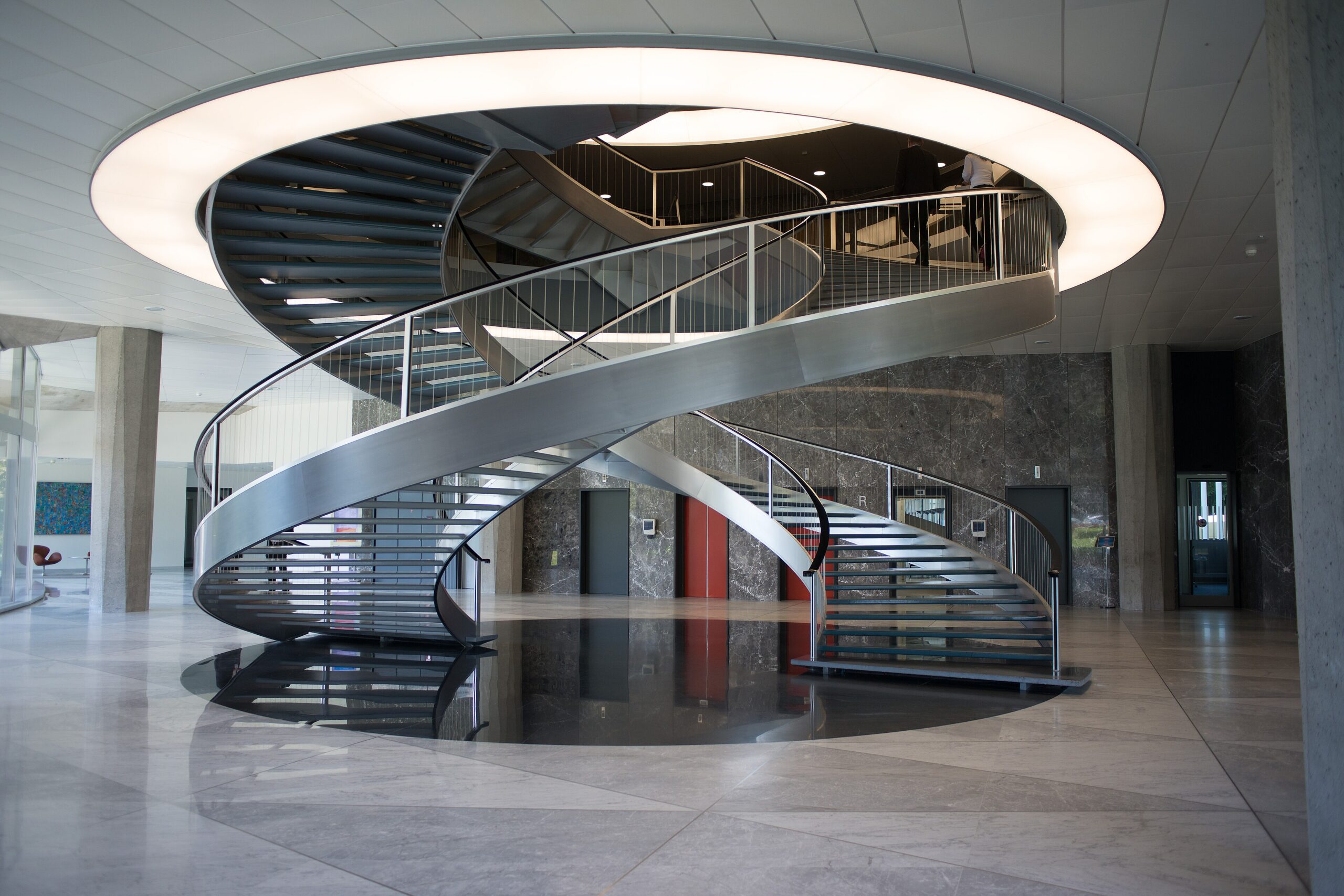 Nestle-hq-stairs.jpg Treppenhaus im Hauptsitz von Nestlé in Vevey
