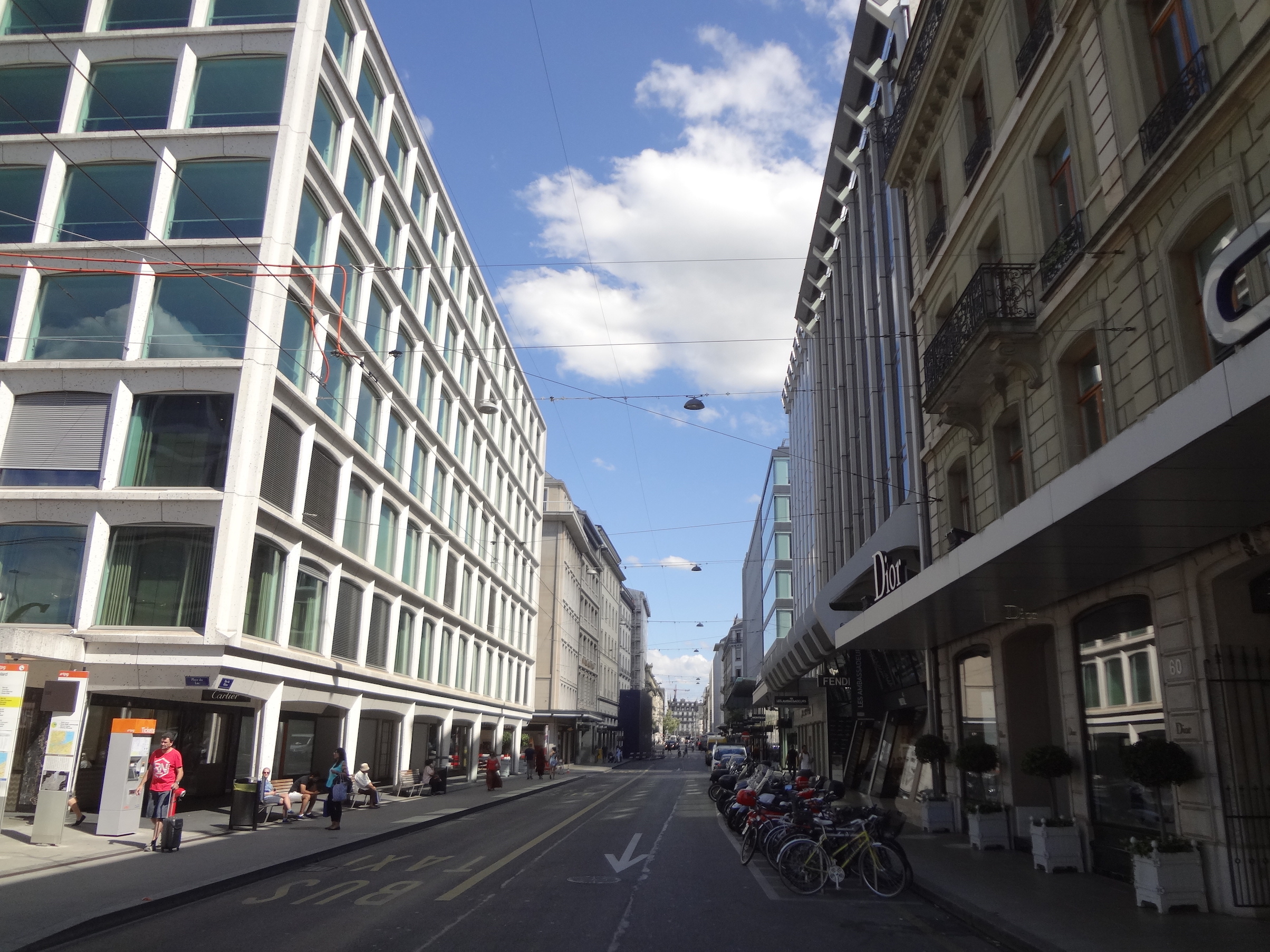 Rue-du-Rhone-Geneva-vers-lEst.jpg Rue du Rhône in Genf