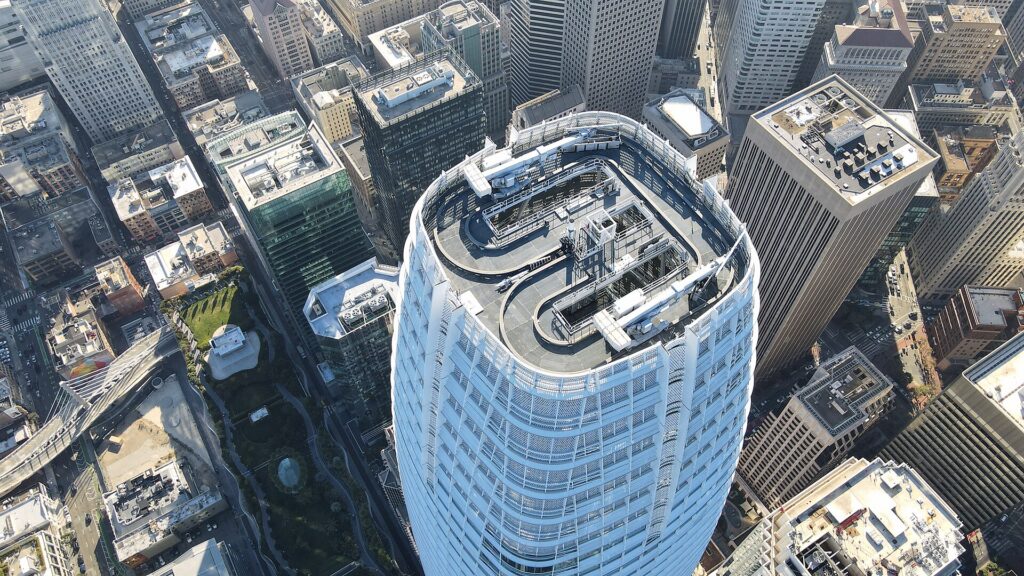 Der Salesforce Tower in San Francisco von oben