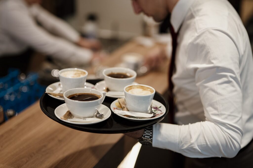 Kellner mit Kaffeetablett