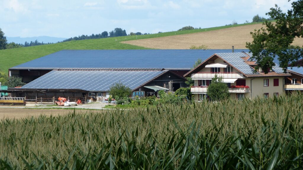 Solarmodule auf den Dächern eines Bauernhofs in der Zentralschweiz