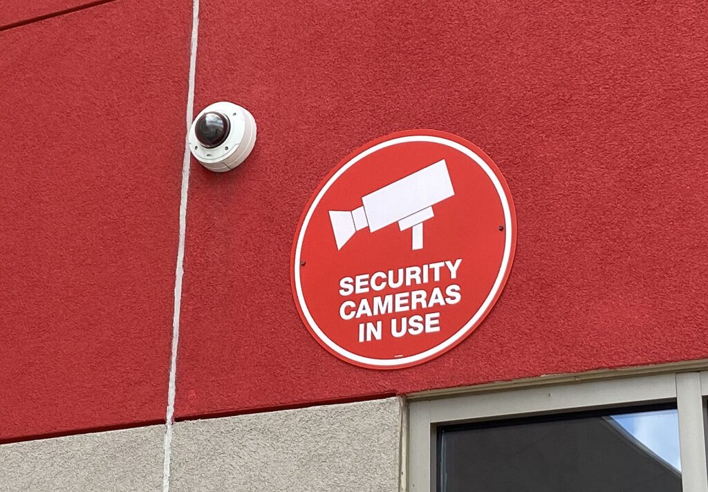 Überwachungskamera an einer roten Wand