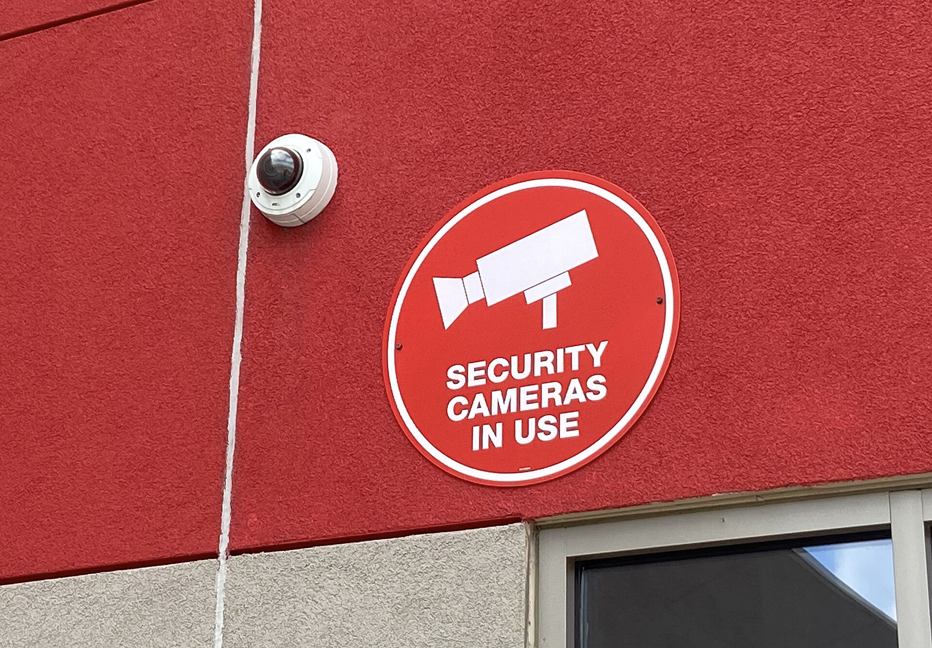 Überwachungskamera an einer roten Wand