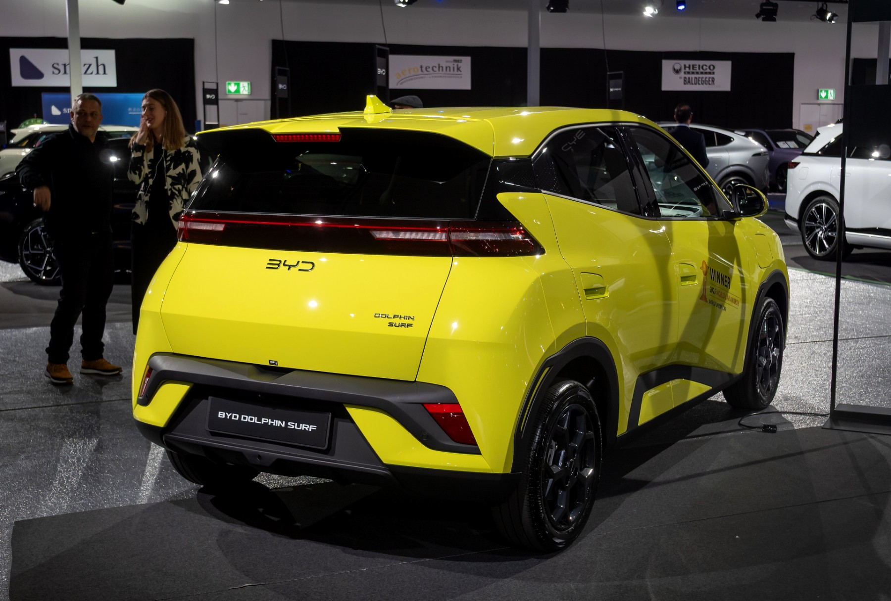 Ein gelber BYD Dolphin Surf an der Messe Auto Zürich 2025