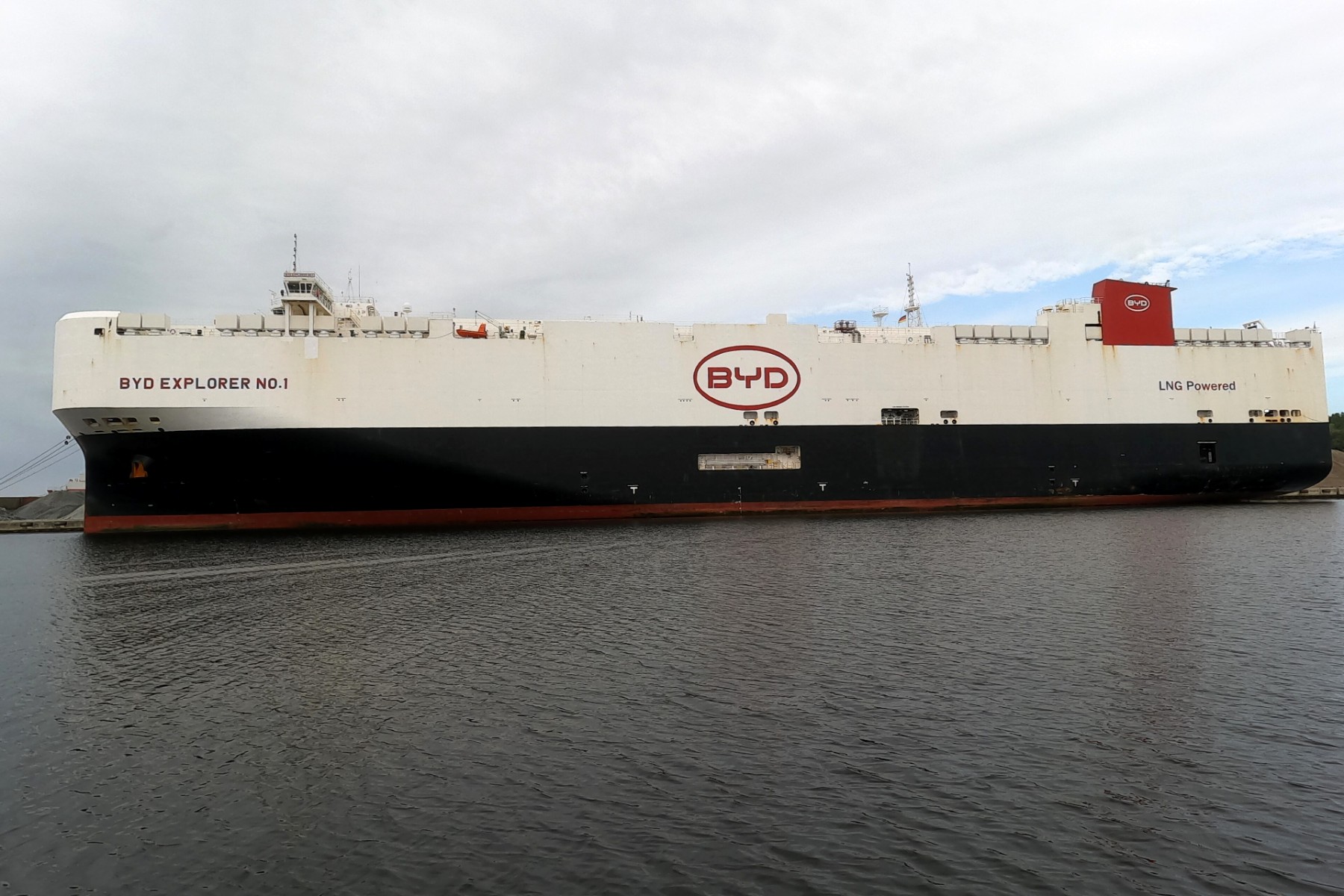 Das Autotransportschiff BYD Explorer No. 1 im Hafen von Wilhelmshaven