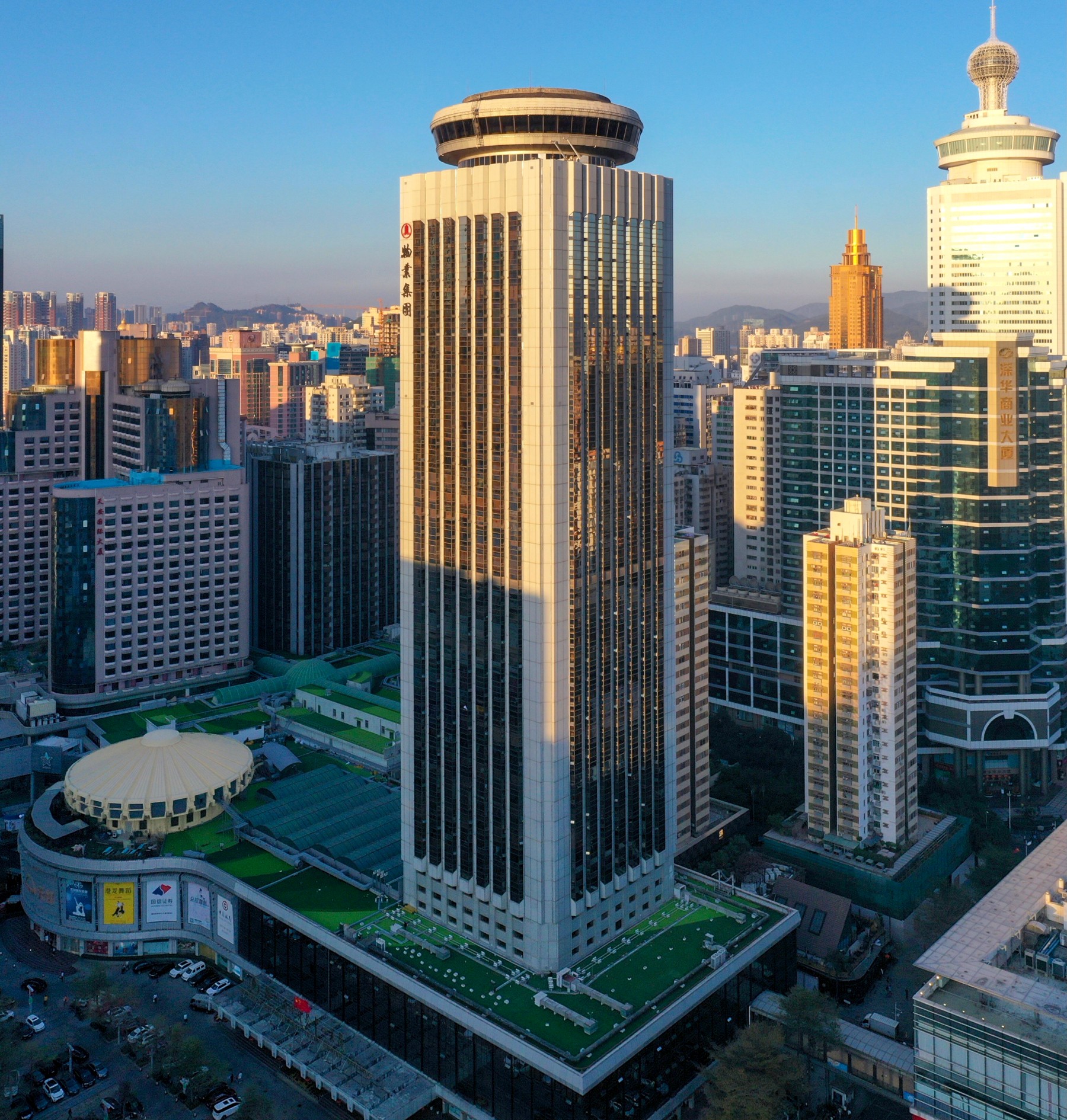 Das Guomao-Hochhaus in Shenzhen von oben, umgeben von neueren Türmen
