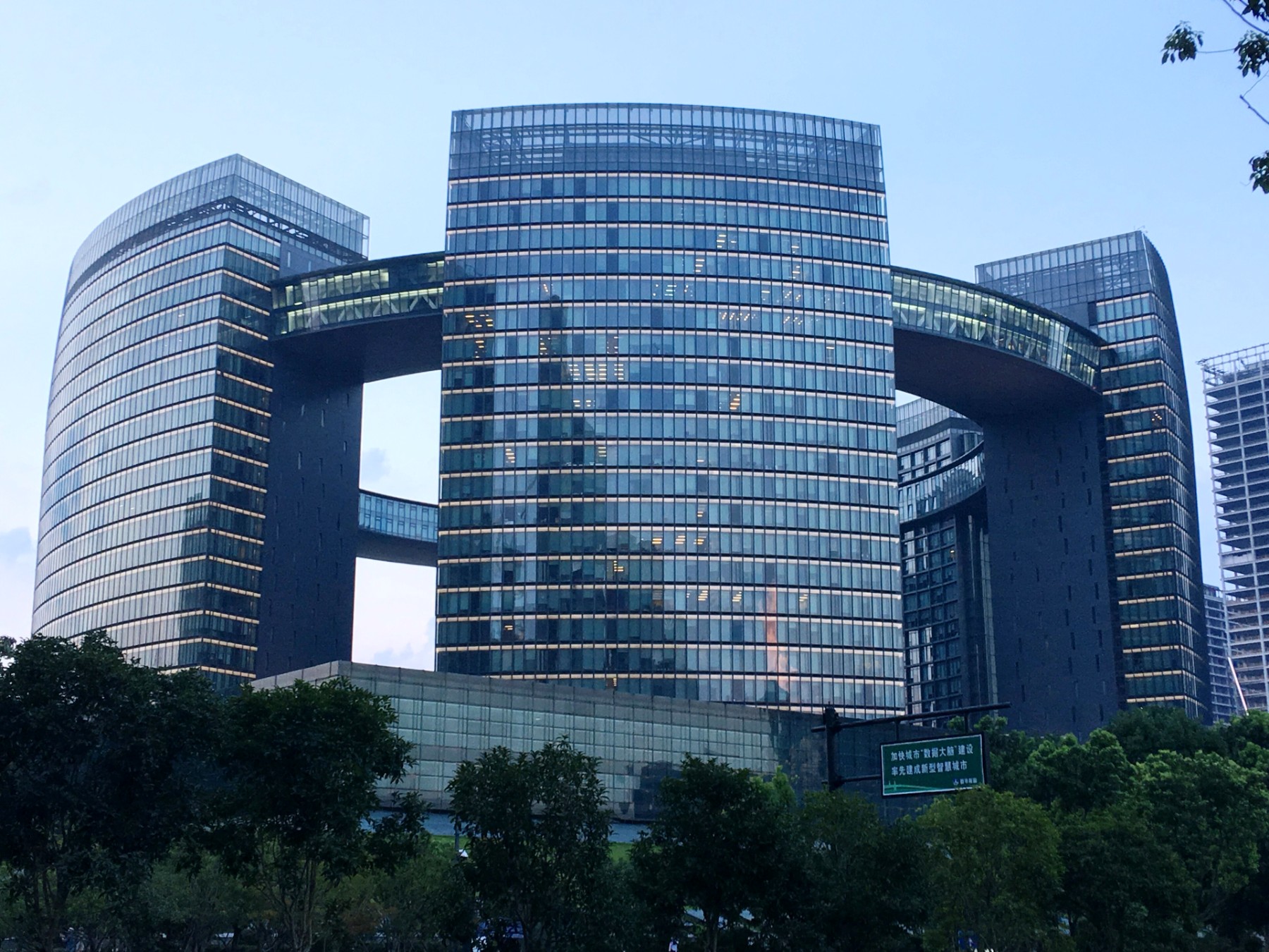 Die Türme des Bürgerzentrums von Hangzhou im Geschäftsviertel Qianjiang New City