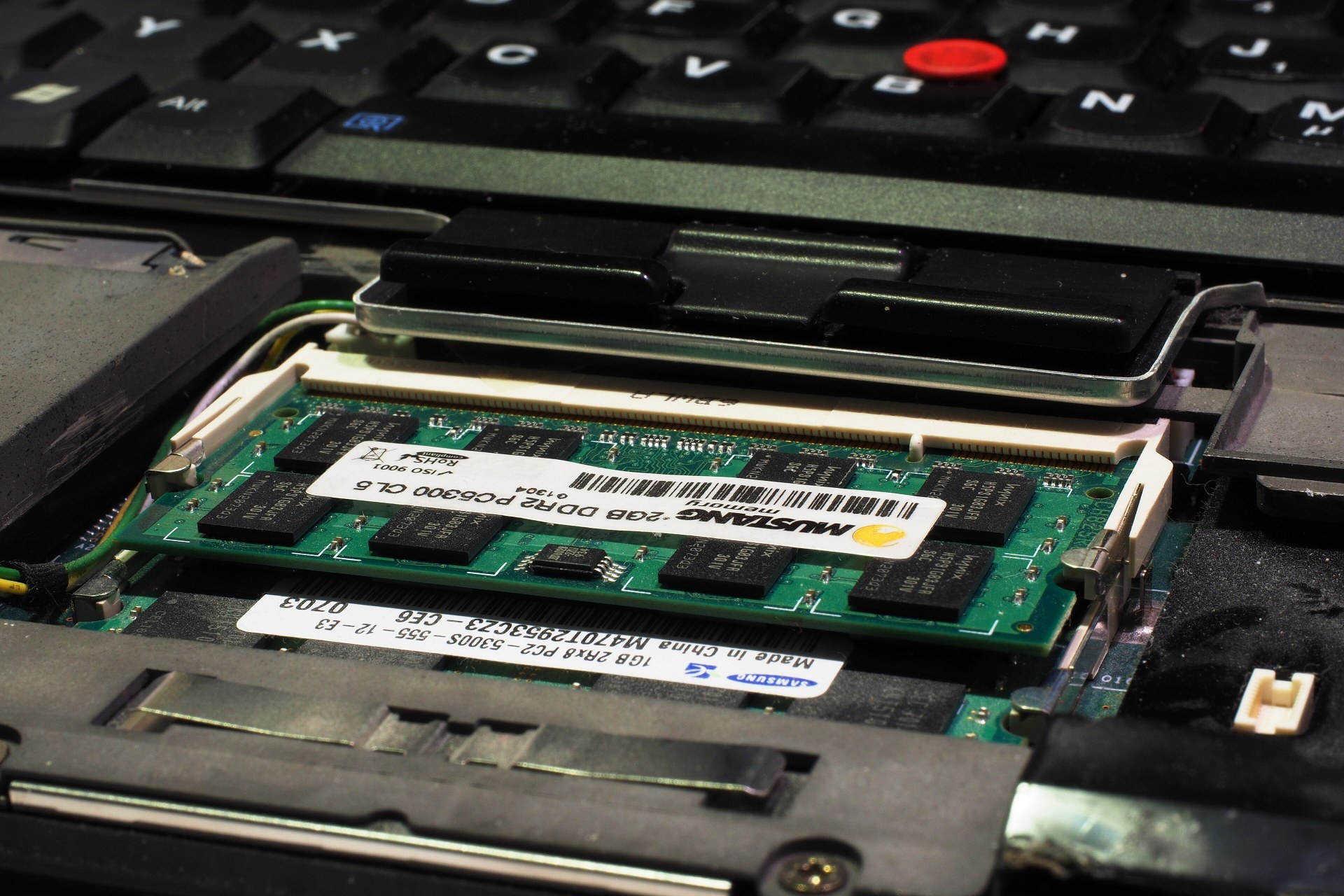 Arbeitsspeicher-Riegel im geöffneten Laptop