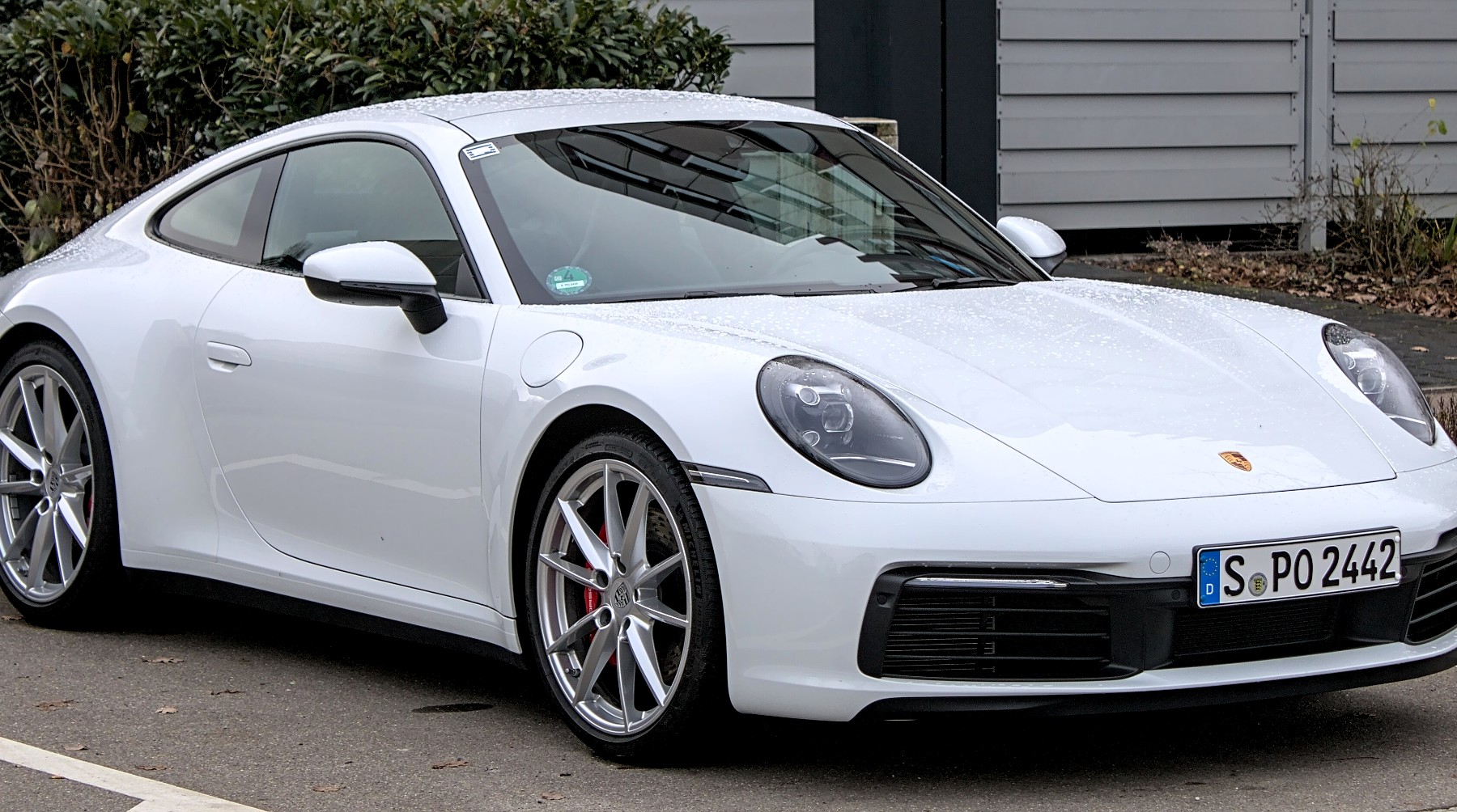 Ein weisser Porsche 911 Carrera S der Generation 992
