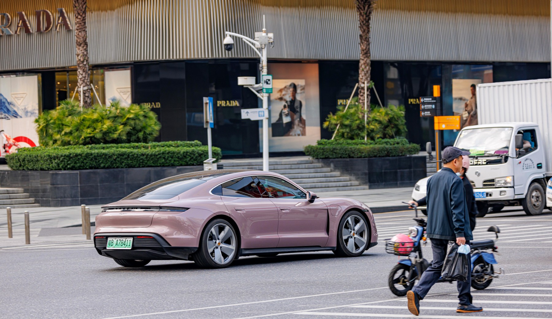Ein Porsche Taycan auf einer Strasse in China