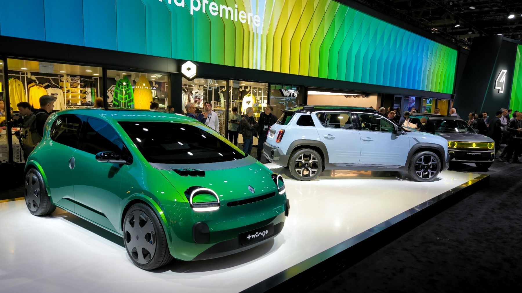 Der grüne Renault Twingo Electric neben dem Renault 4 E-Tech auf dem Pariser Autosalon