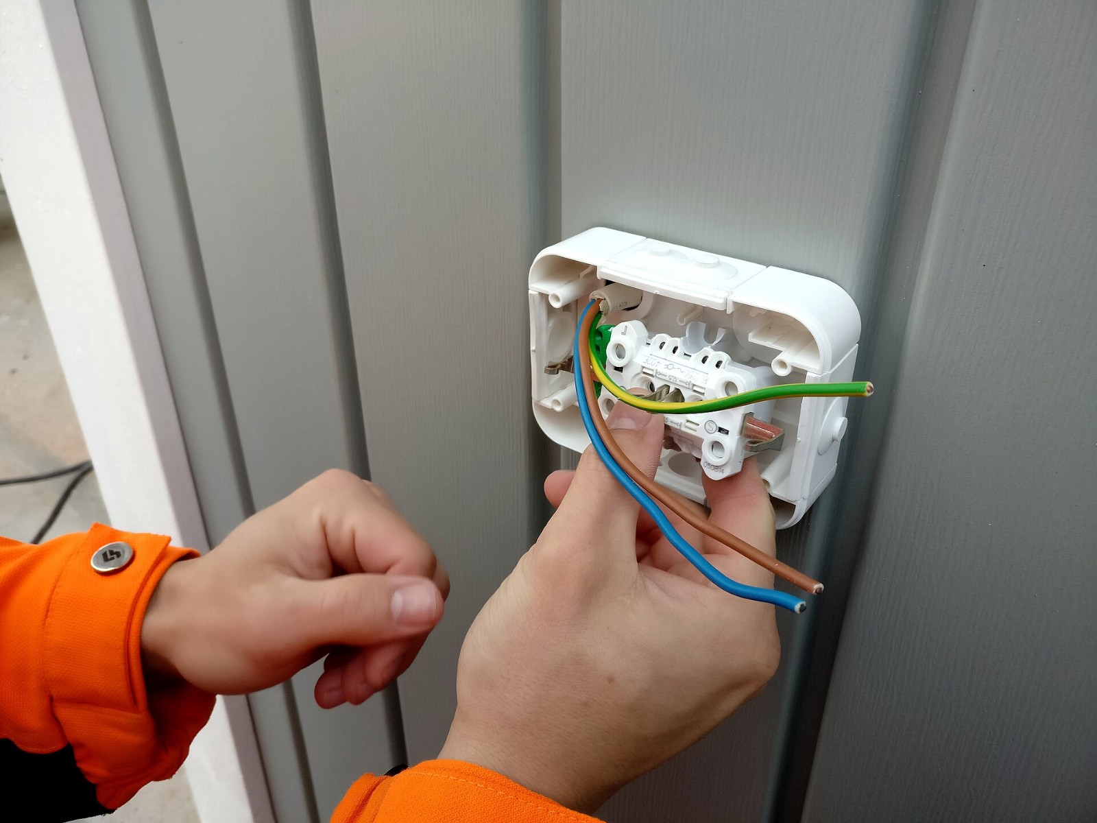 Hände montieren eine Steckdose
