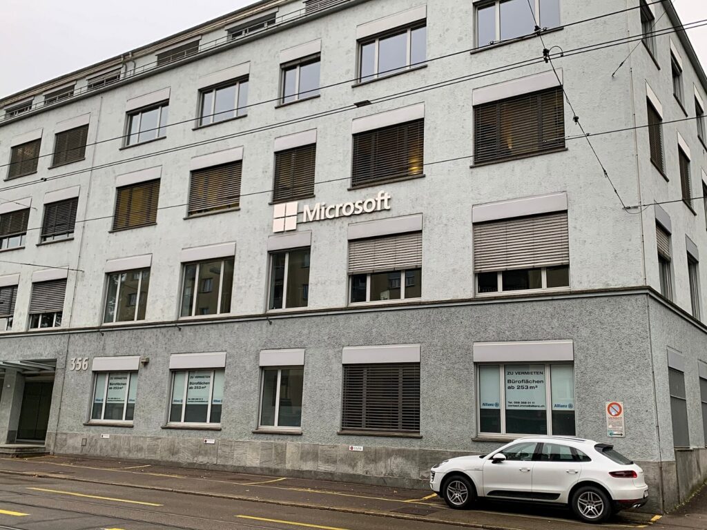 Microsoft-Schriftzug an einem Bürogebäude in Zürich