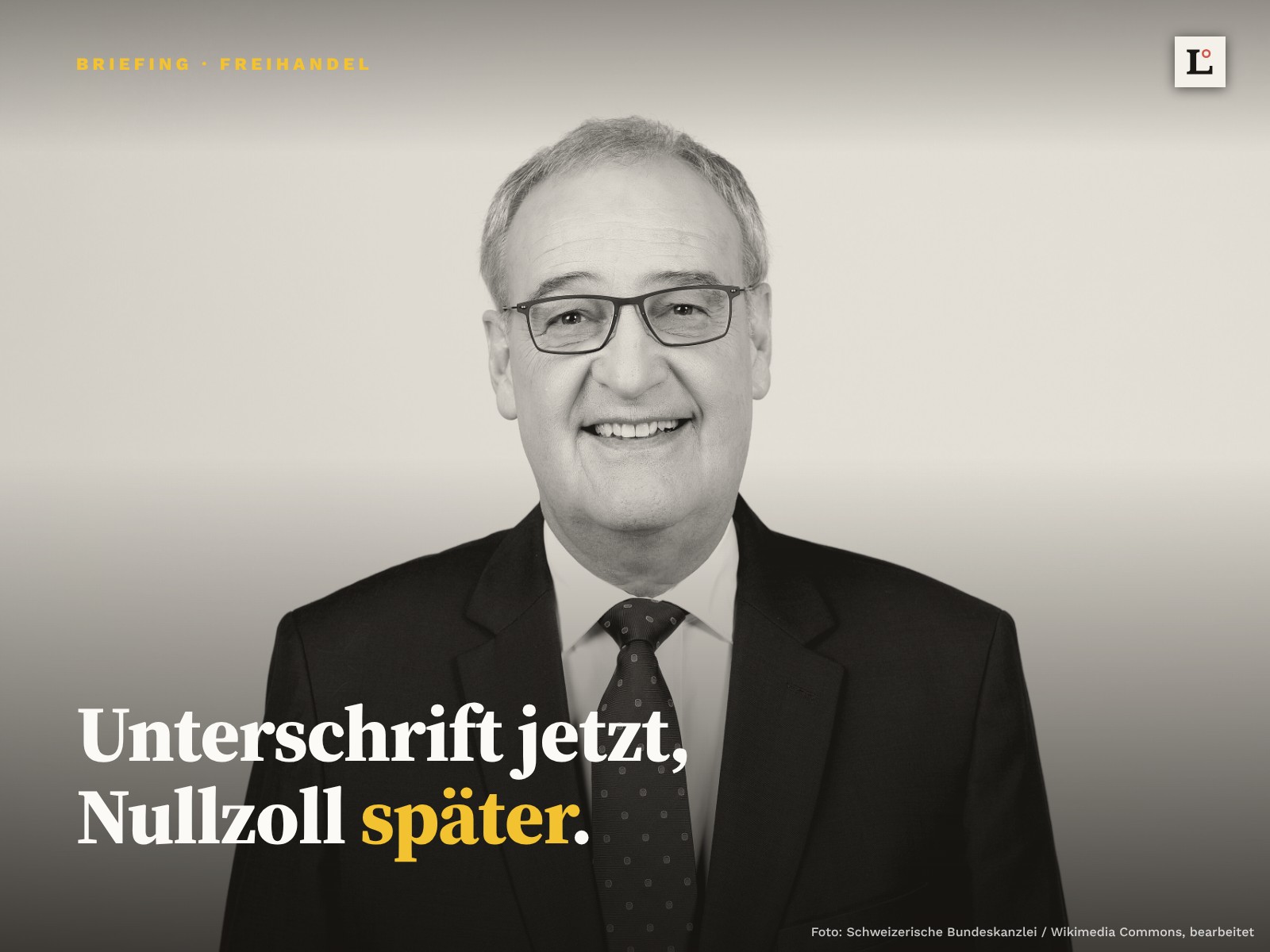 freihandel-china-parmelin-teaser-1600×1200-1 Bundespräsident Guy Parmelin, schwarzweiss. Unten links die These: Unterschrift jetzt, Nullzoll später.