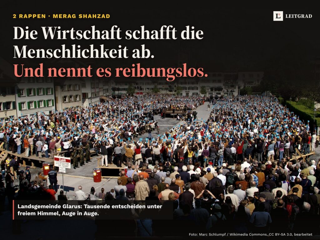 Foto: Landsgemeinde in Glarus, Tausende Stimmberechtigte auf dem Platz, viele halten den blauen Stimmrechtsausweis hoch; oben der Titel des Beitrags auf dunklem Band.