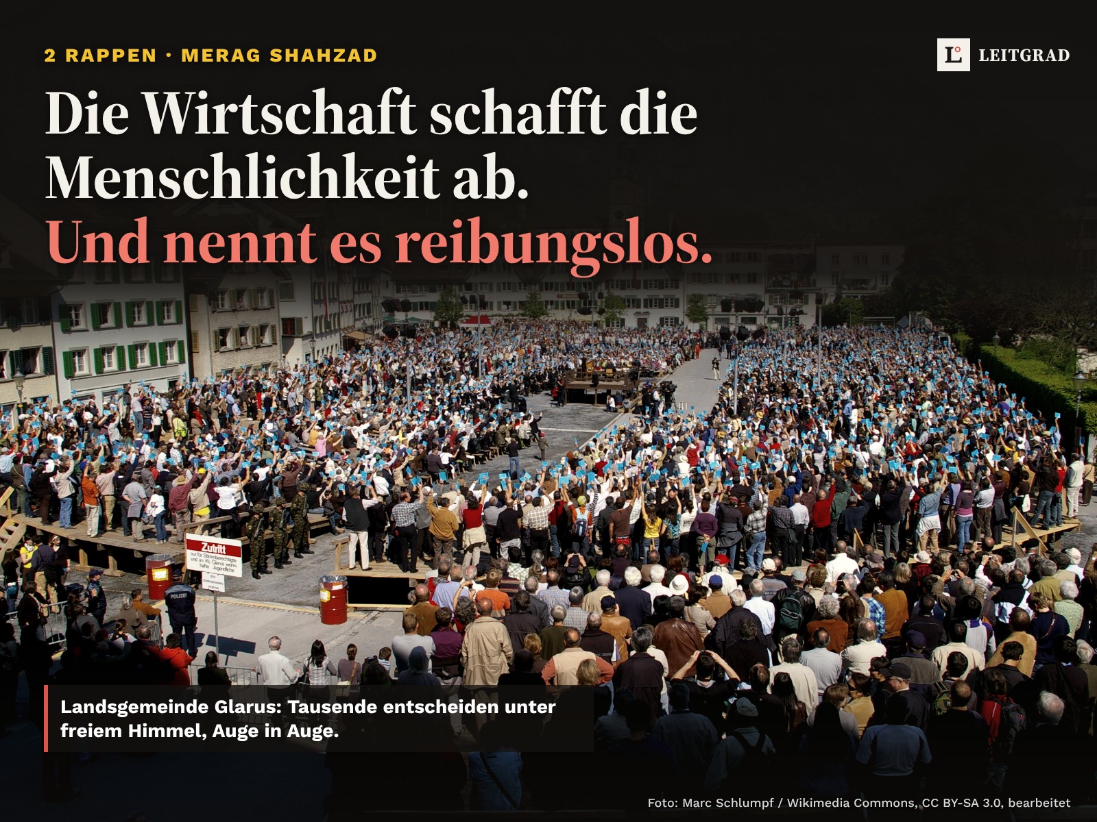 Foto: Landsgemeinde in Glarus, Tausende Stimmberechtigte auf dem Platz, viele halten den blauen Stimmrechtsausweis hoch; oben der Titel des Beitrags auf dunklem Band.