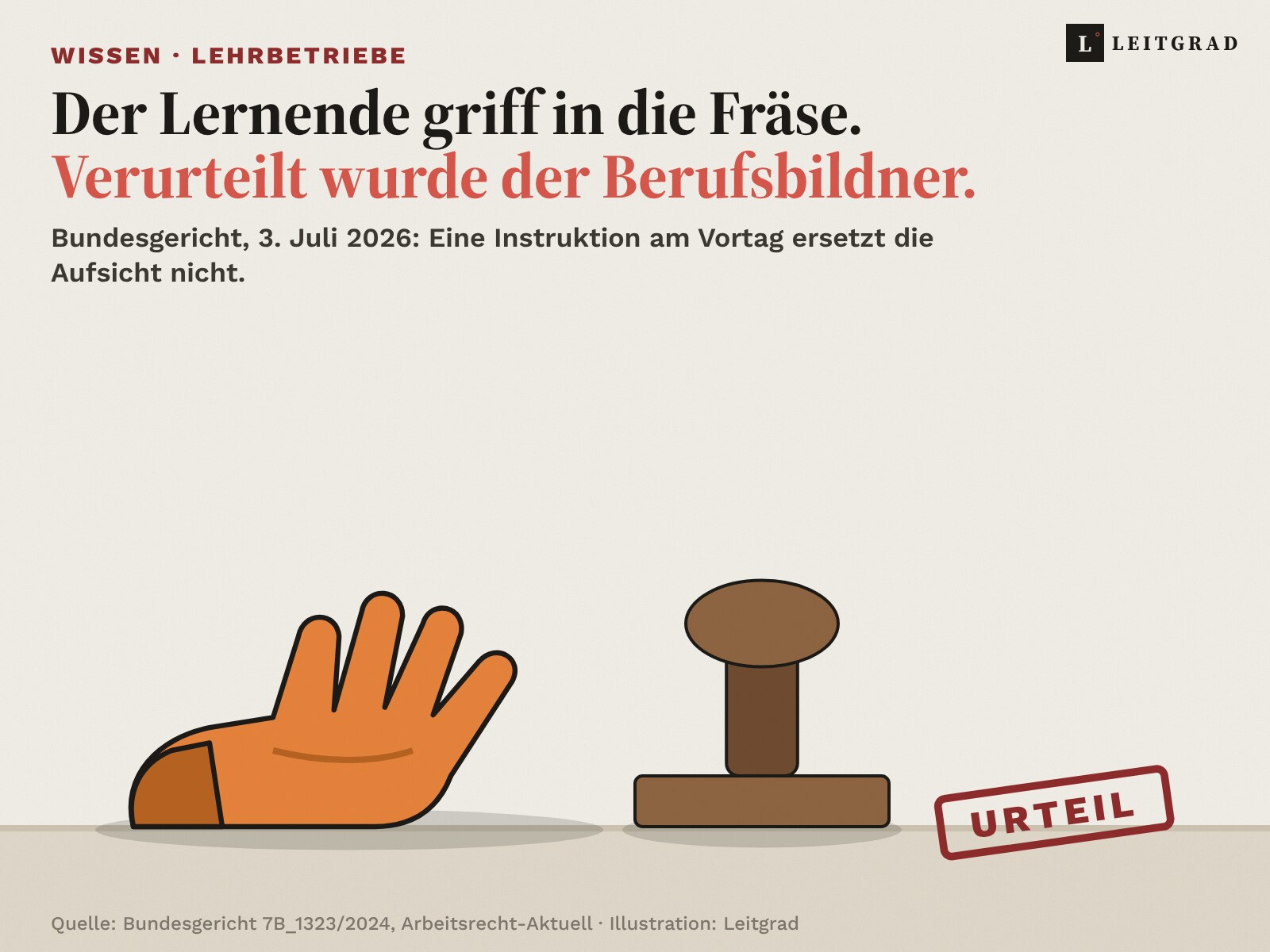 Illustration: Ein orangefarbener Arbeitshandschuh liegt auf einem Tisch, daneben ein hölzerner Stempel und ein roter Stempelabdruck mit dem Wort Urteil. Darüber die Zeilen: Der Lernende griff in die Fräse. Verurteilt wurde der Berufsbildner.
