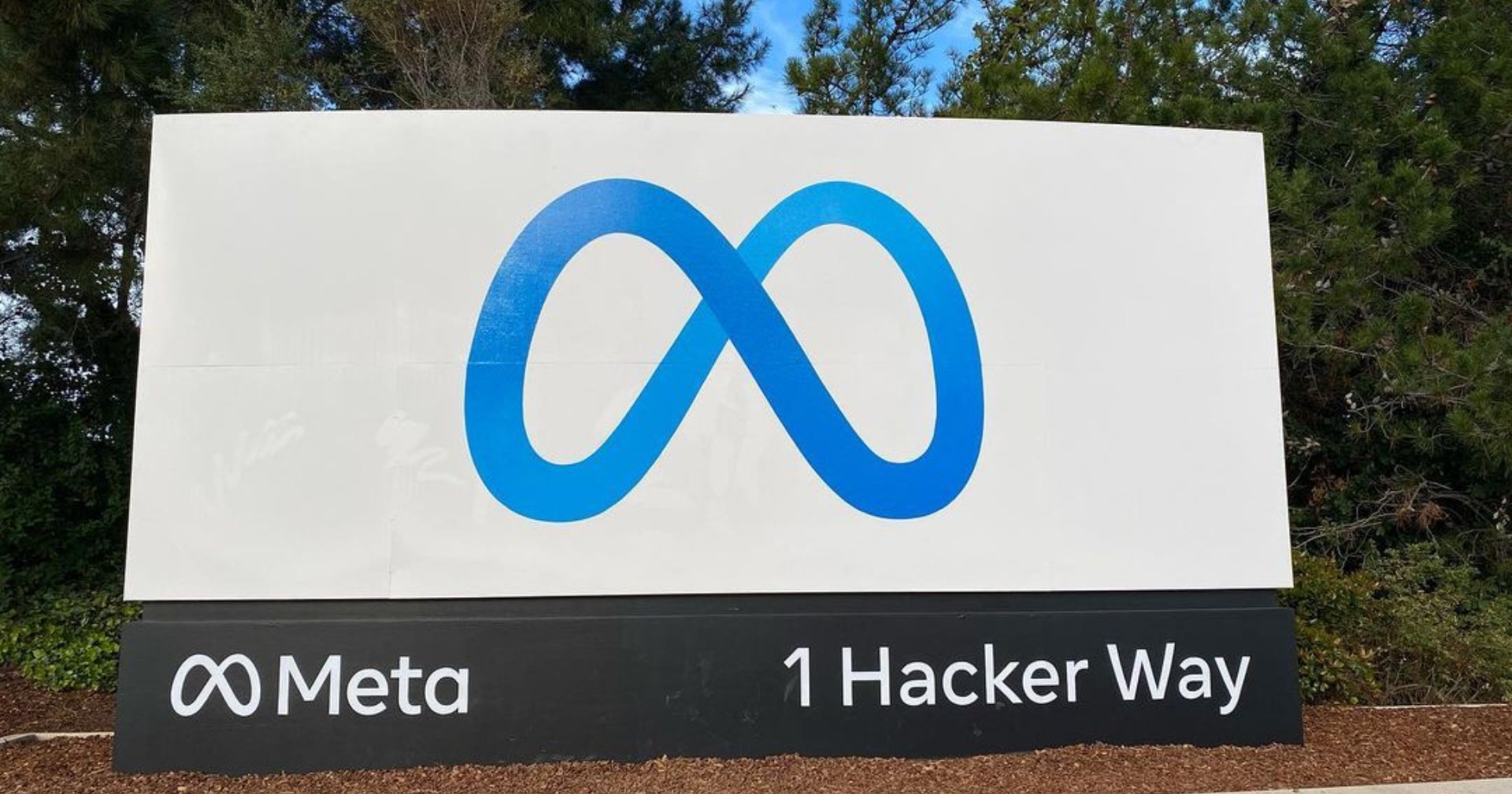 Schild am Hauptsitz von Meta, 1 Hacker Way, Menlo Park