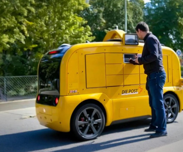 Fahrerloser Lieferwagen von Neolix im Gelb der Schweizerischen Post