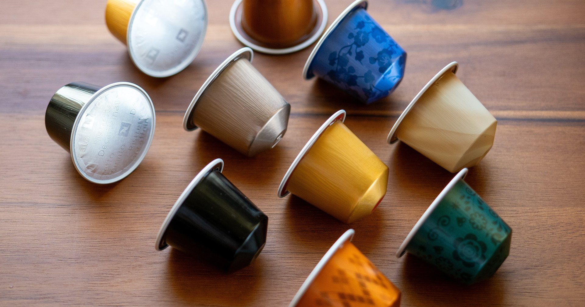 Nespresso Kapseln auf einem Holztisch Nespresso Kapseln auf einem Holztisch