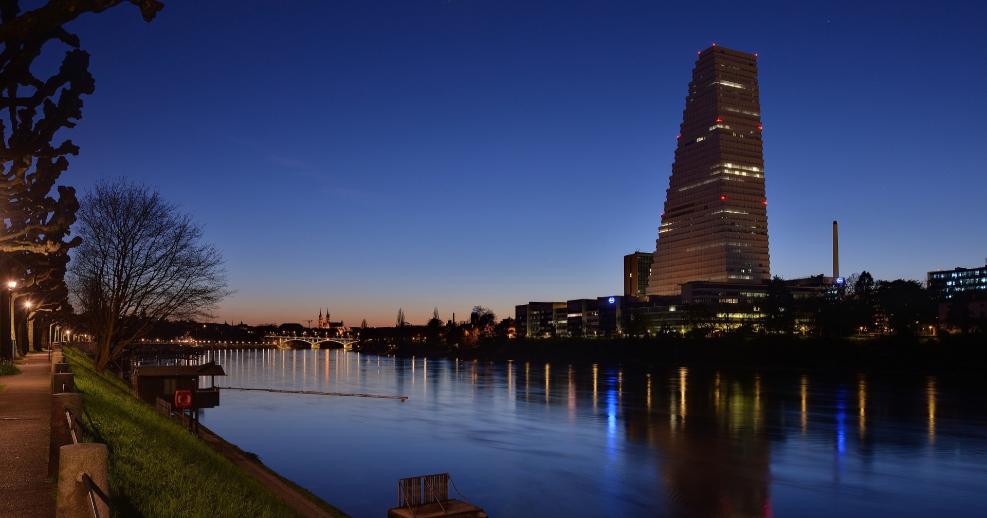 Der Roche-Turm in Basel bei Abenddämmerung