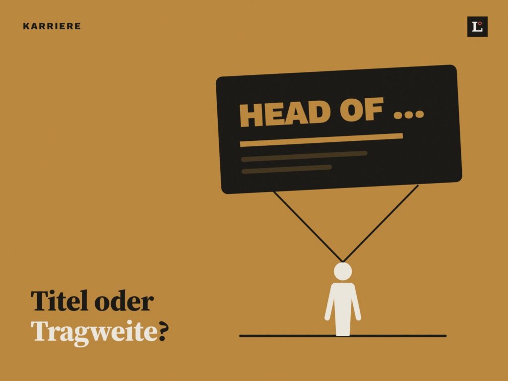 Ockerfarbene Fläche: eine riesige Visitenkarte «Head of …» hängt an einer kleinen Figur. Daneben: Titel oder Tragweite?