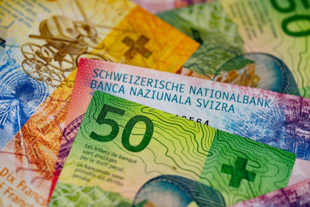 Schweizer Franken Banknoten, im Vordergrund eine 50-Franken-Note
