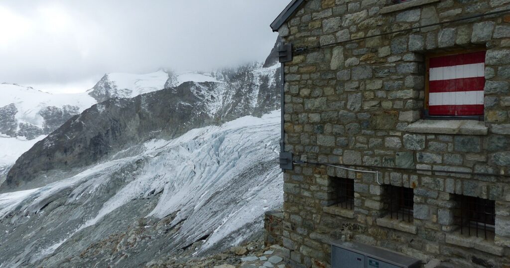 Rothornhütte SAC ob Zermatt mit Triftgletscher